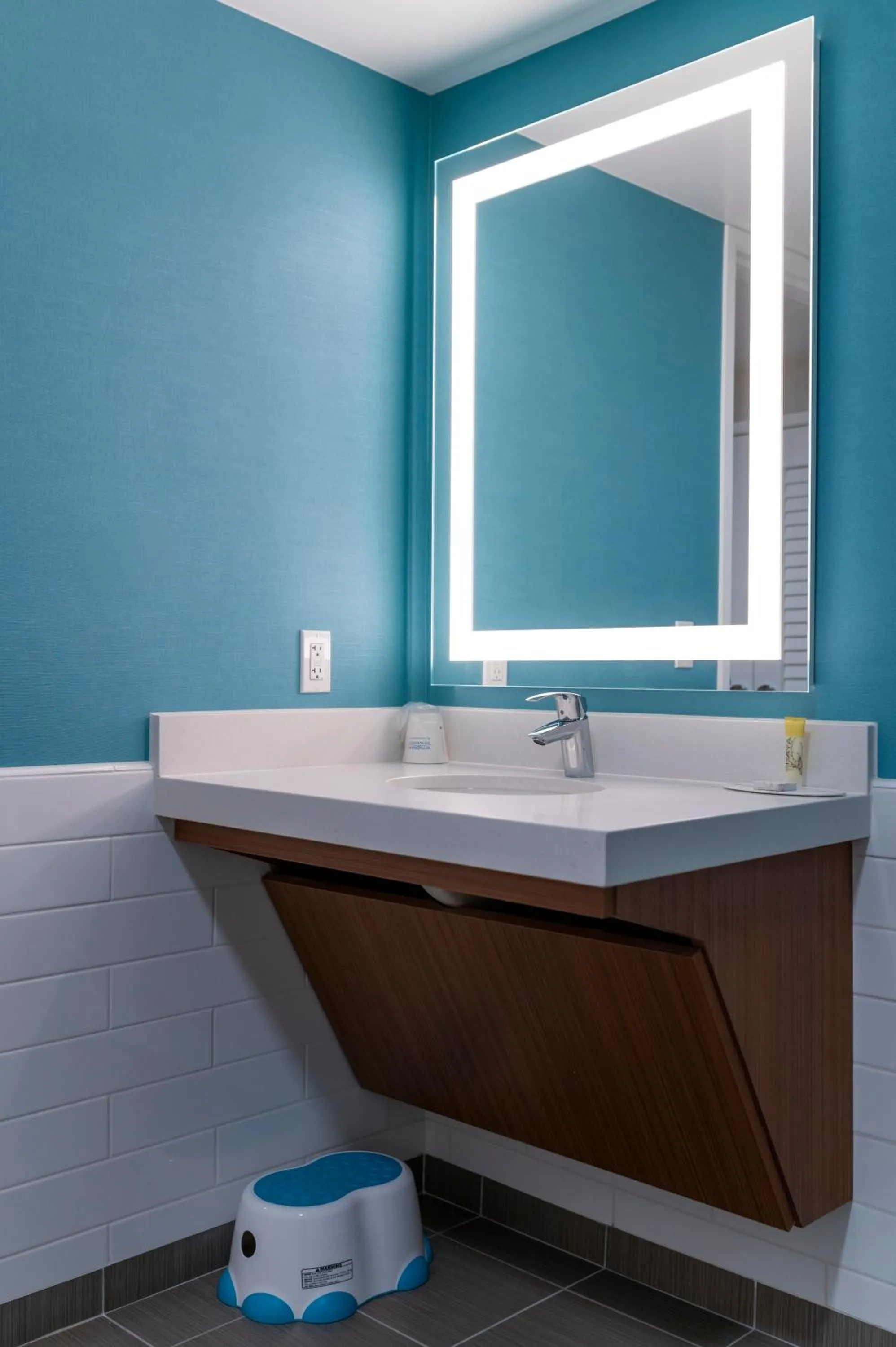 Bathroom in Howard Johnson by Wyndham Anaheim Hotel & Water Playground