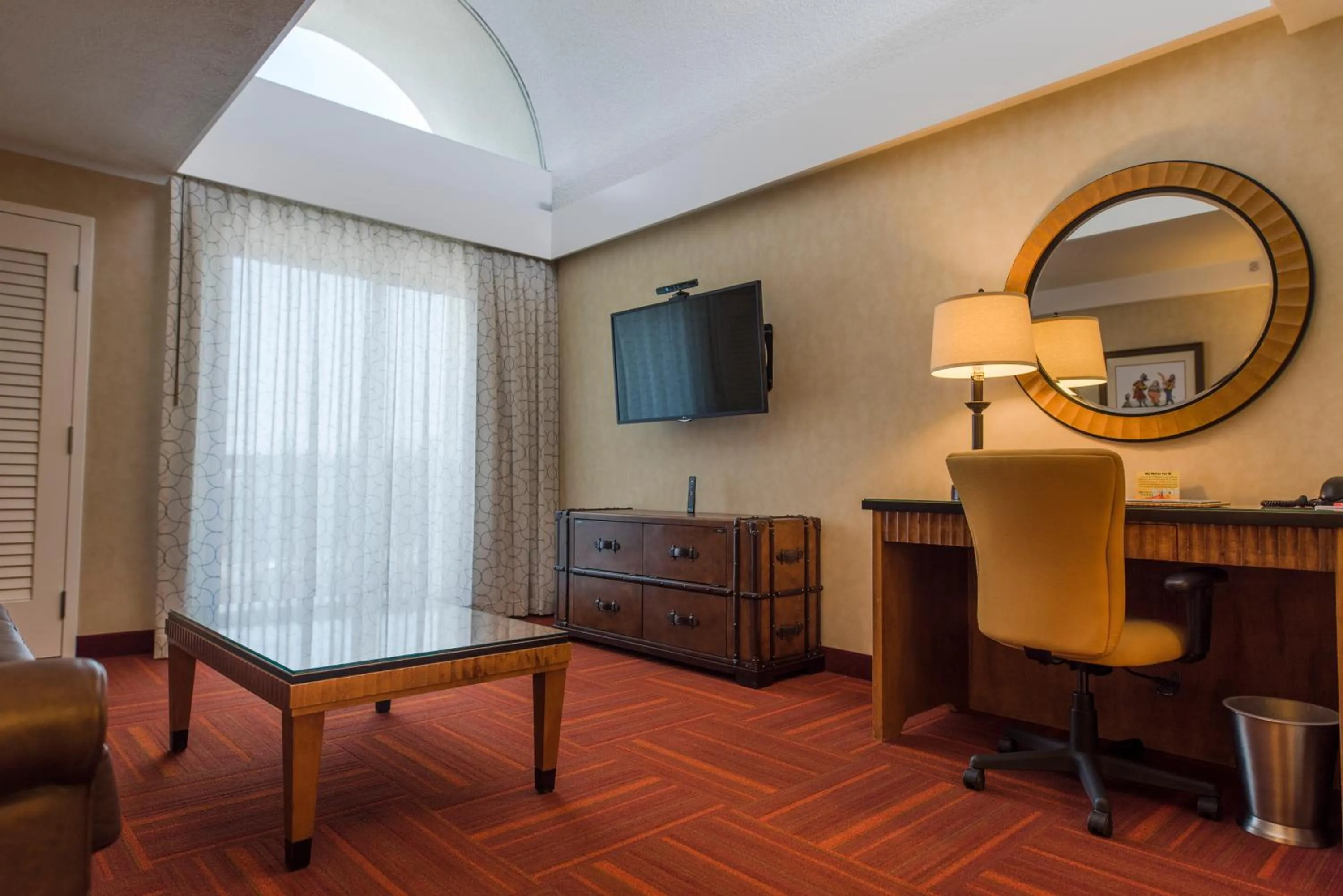 TV and multimedia in Howard Johnson by Wyndham Anaheim Hotel & Water Playground