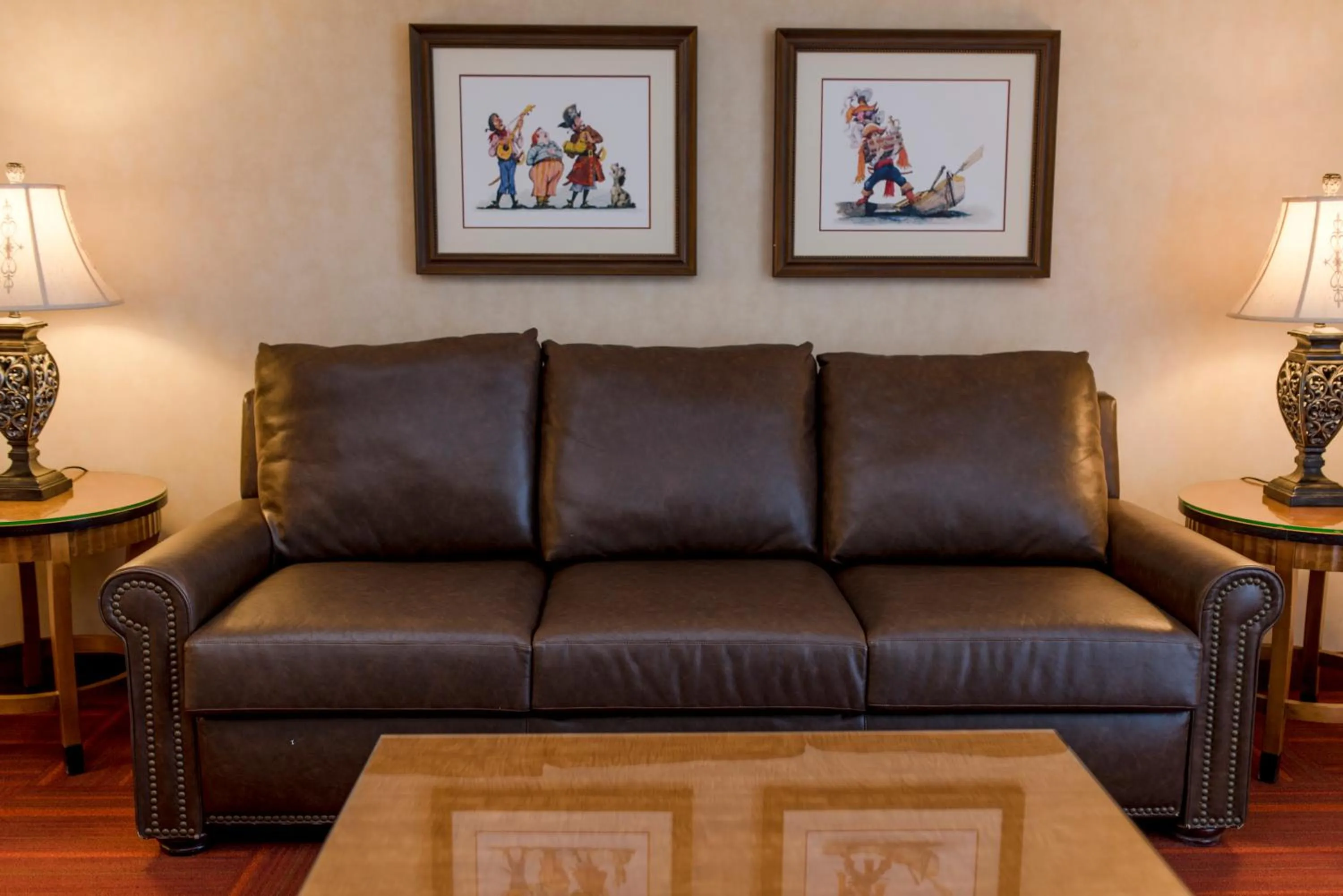 Living room in Howard Johnson by Wyndham Anaheim Hotel & Water Playground