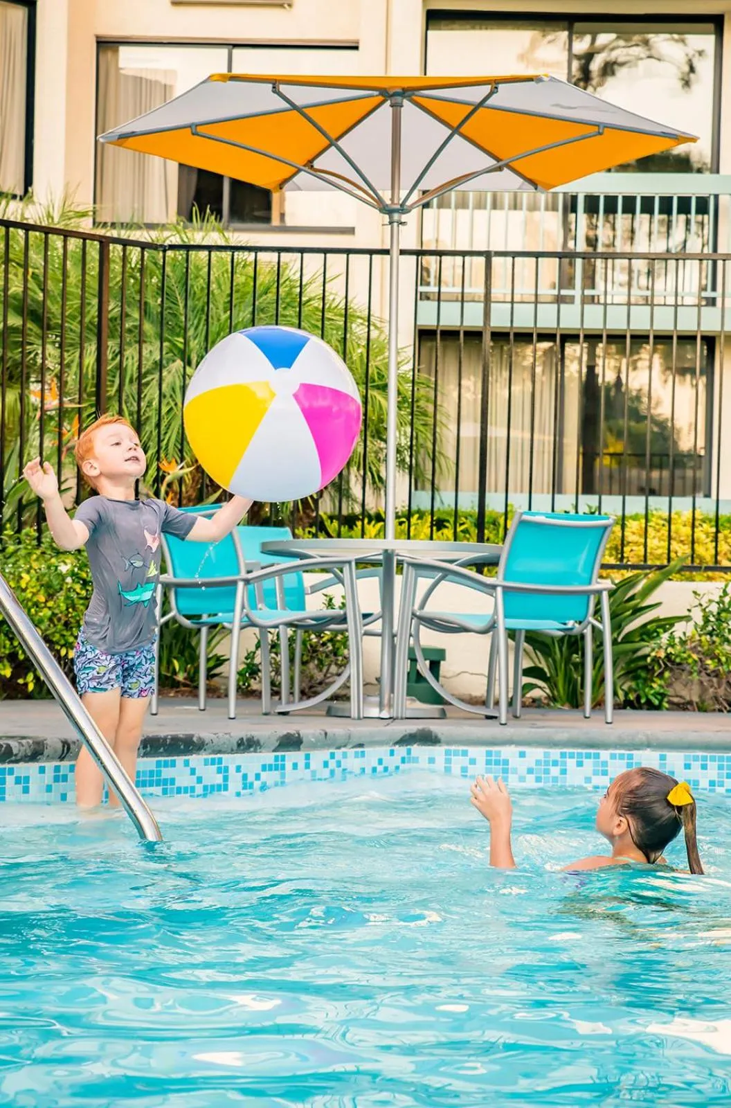 Swimming pool in Howard Johnson by Wyndham Anaheim Hotel & Water Playground