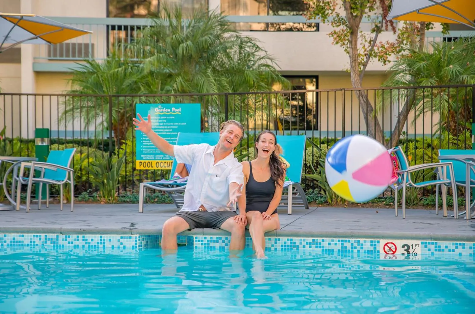 Swimming pool in Howard Johnson by Wyndham Anaheim Hotel & Water Playground