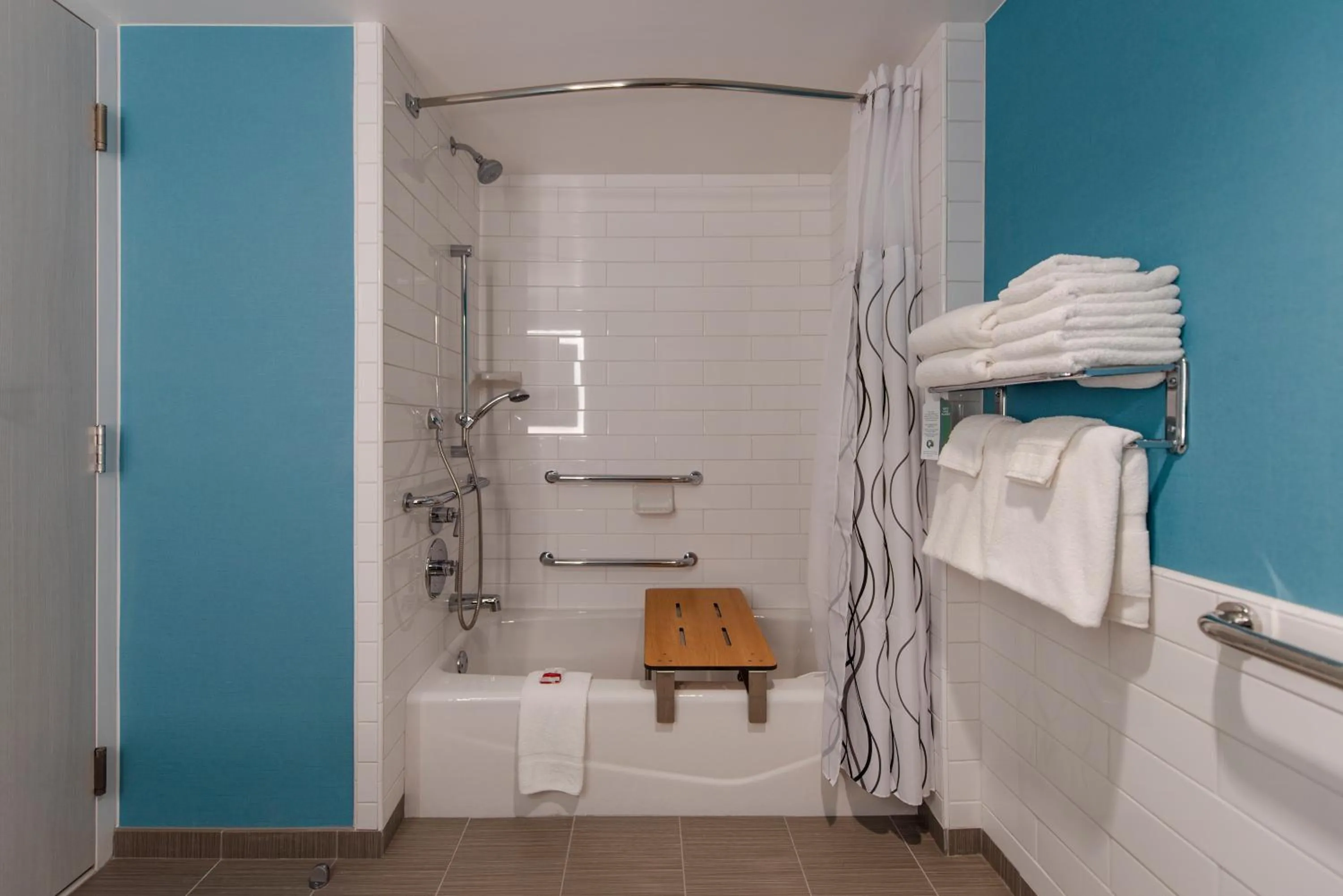Shower in Howard Johnson by Wyndham Anaheim Hotel & Water Playground