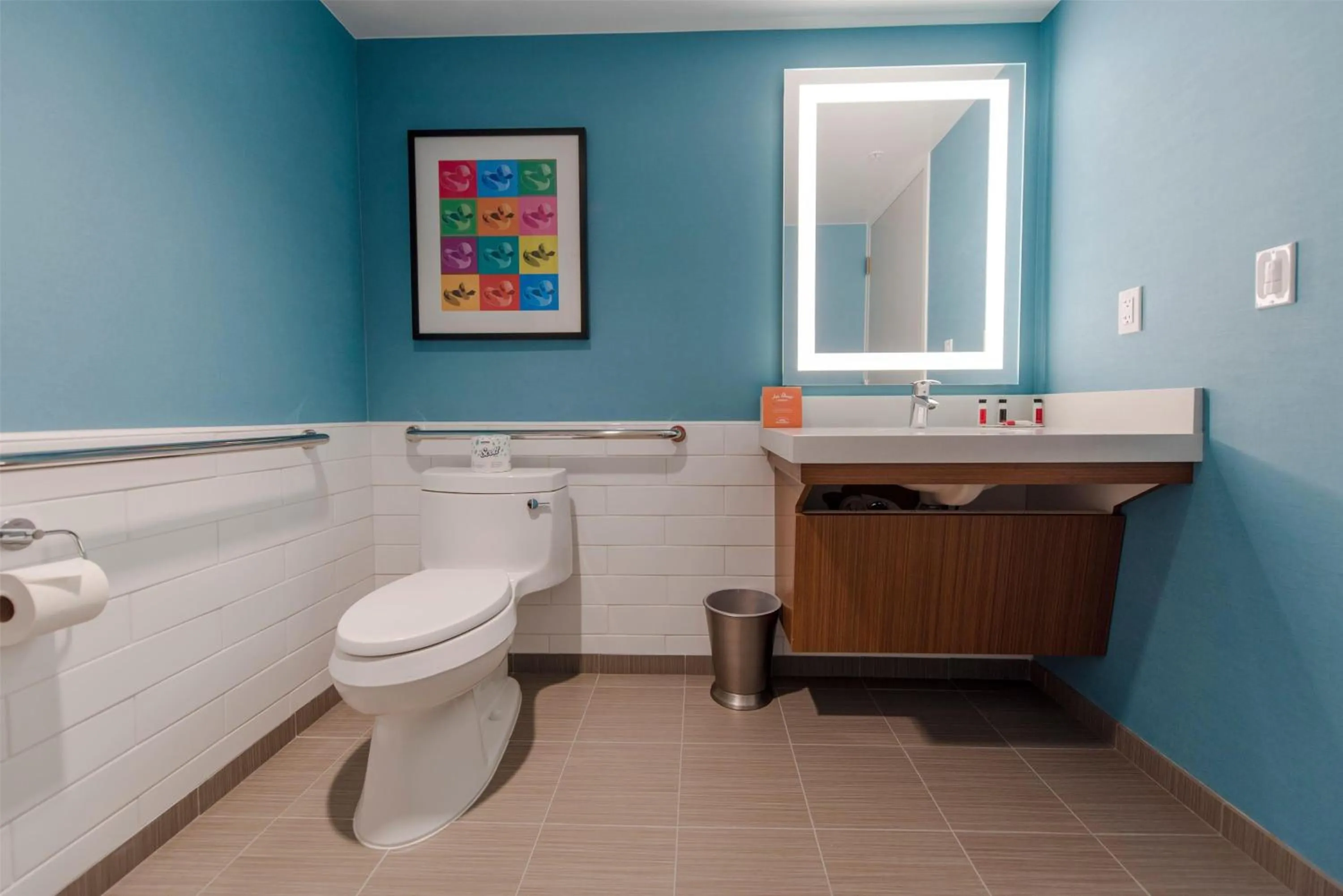 Bathroom in Howard Johnson by Wyndham Anaheim Hotel & Water Playground