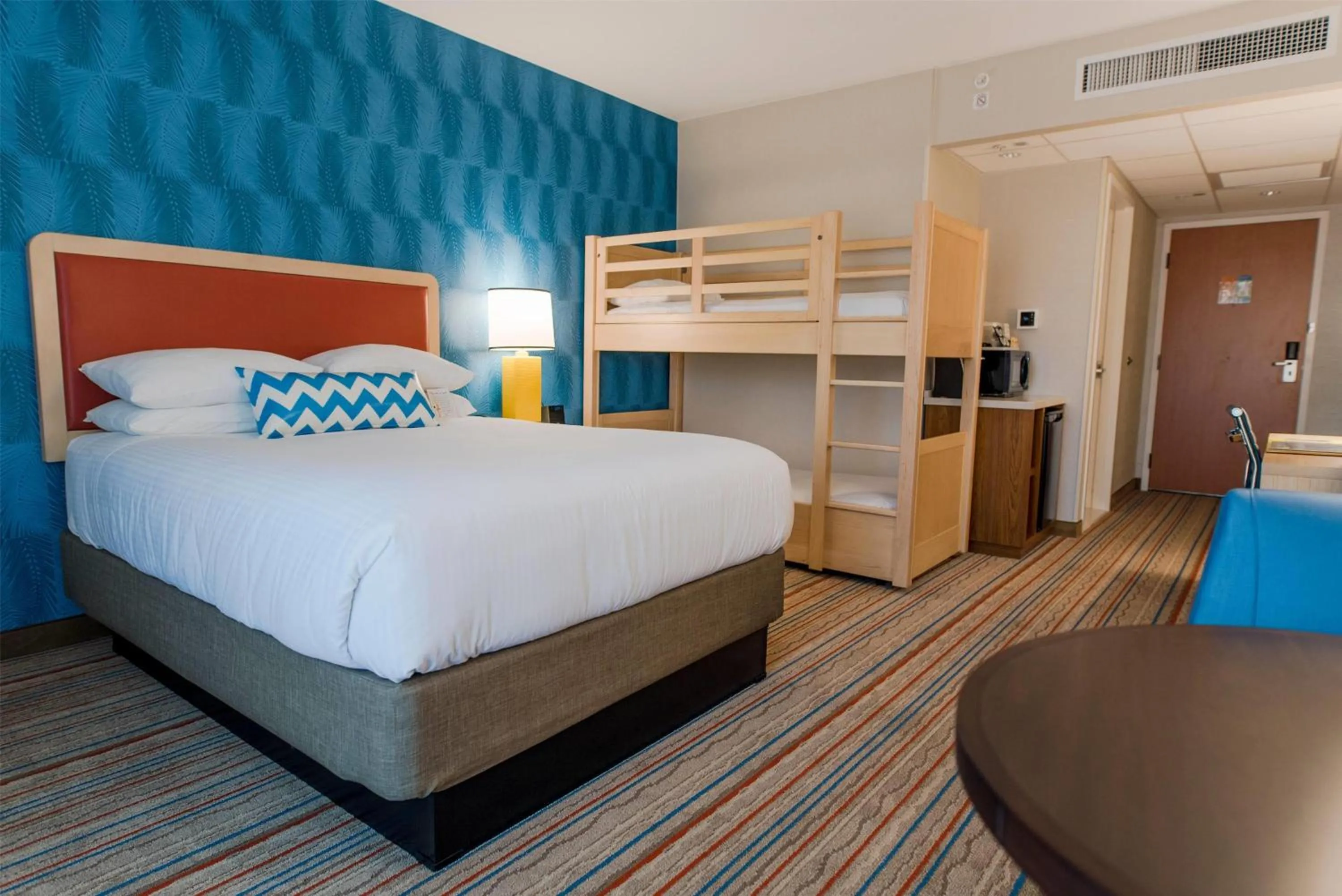 Photo of the whole room, Bed in Howard Johnson by Wyndham Anaheim Hotel & Water Playground