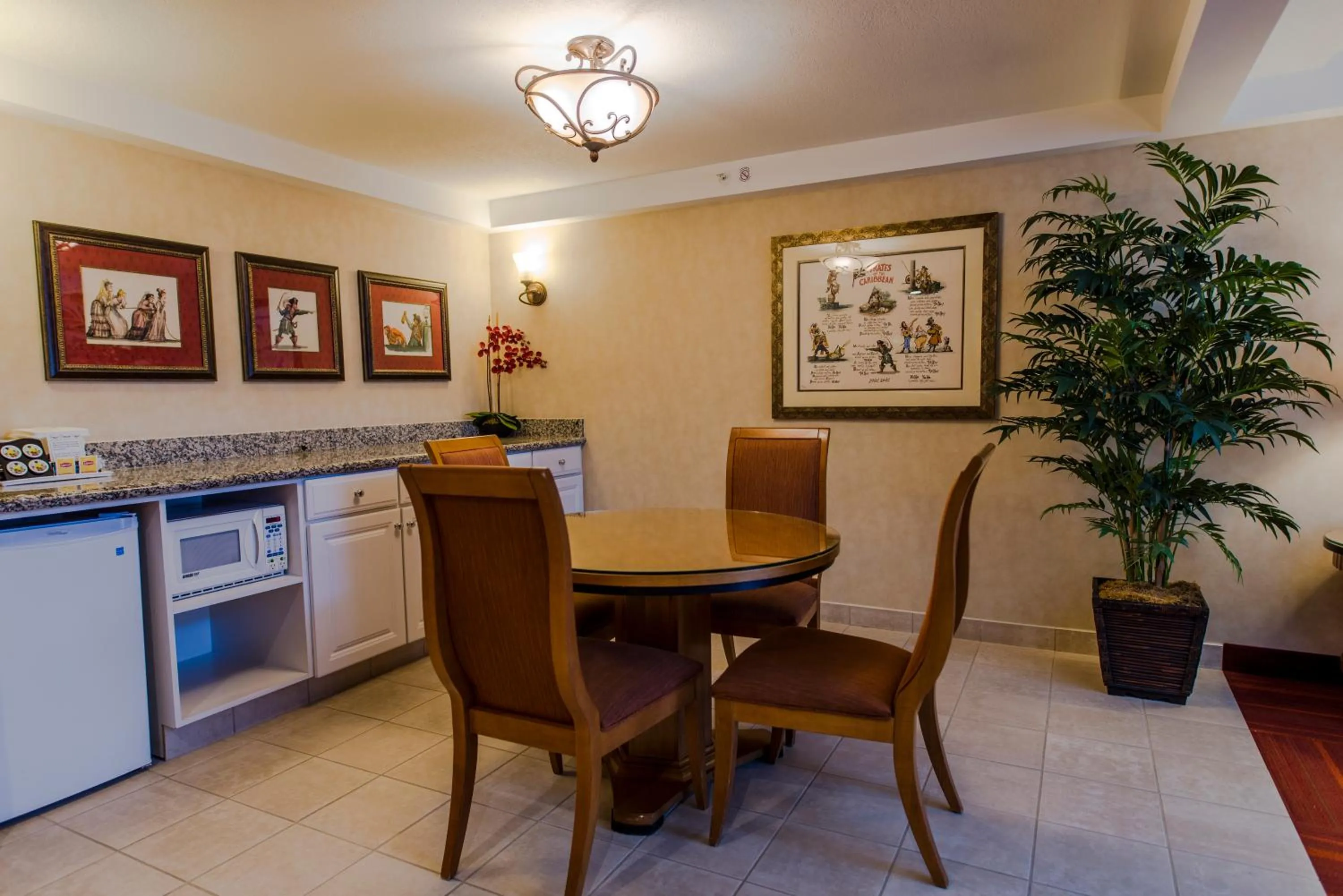 Kitchen or kitchenette in Howard Johnson by Wyndham Anaheim Hotel & Water Playground