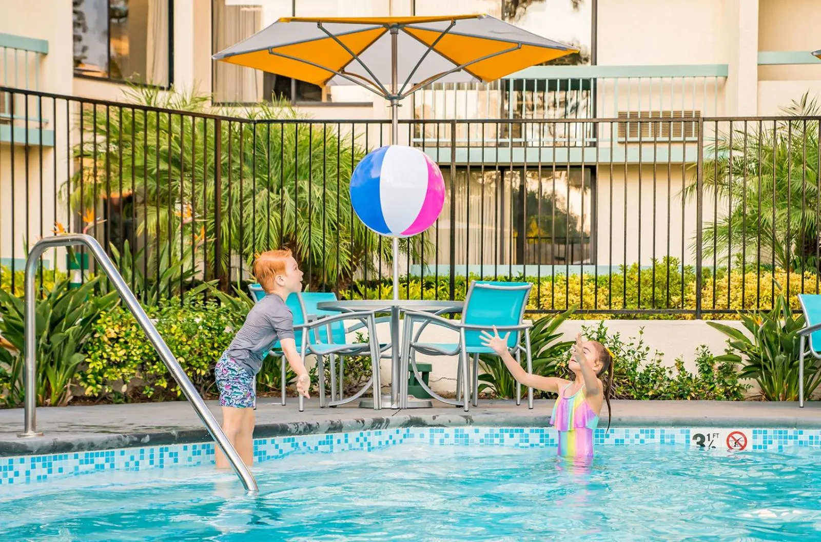 Swimming pool in Howard Johnson by Wyndham Anaheim Hotel & Water Playground