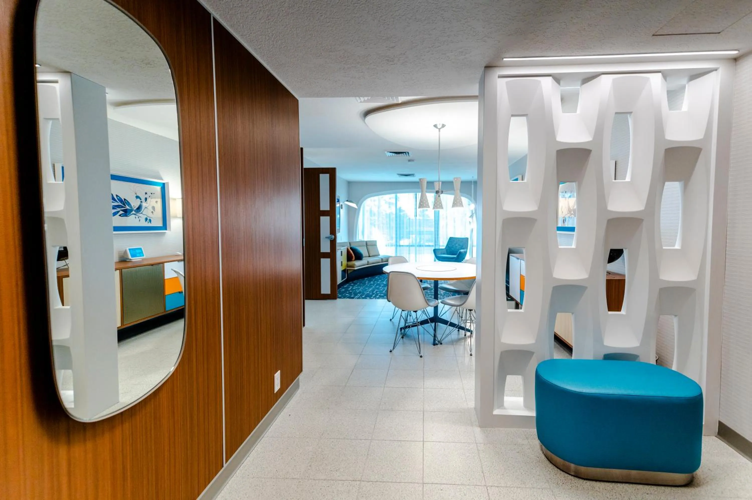 TV and multimedia in Howard Johnson by Wyndham Anaheim Hotel & Water Playground