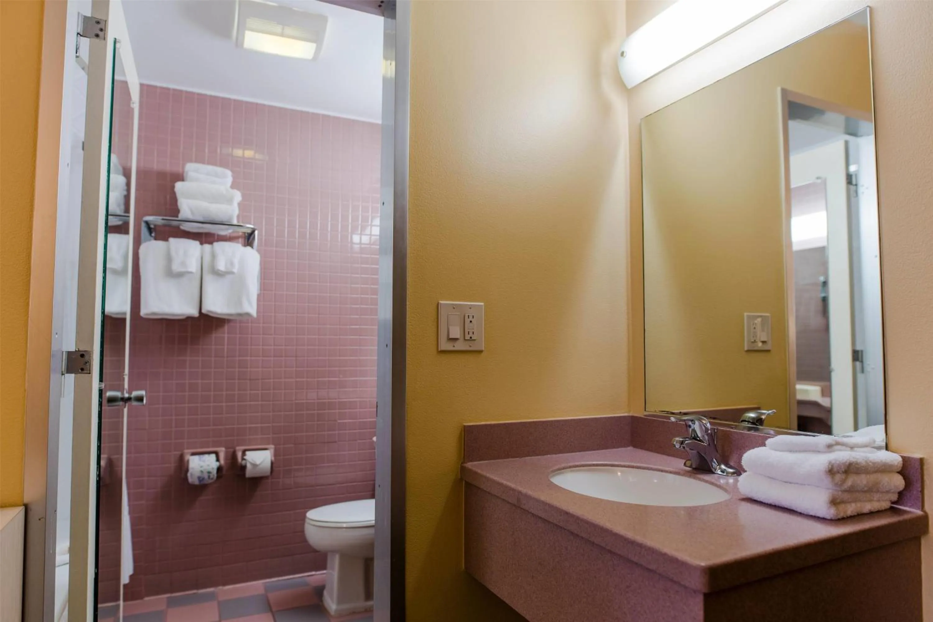 Bathroom in Howard Johnson by Wyndham Anaheim Hotel & Water Playground