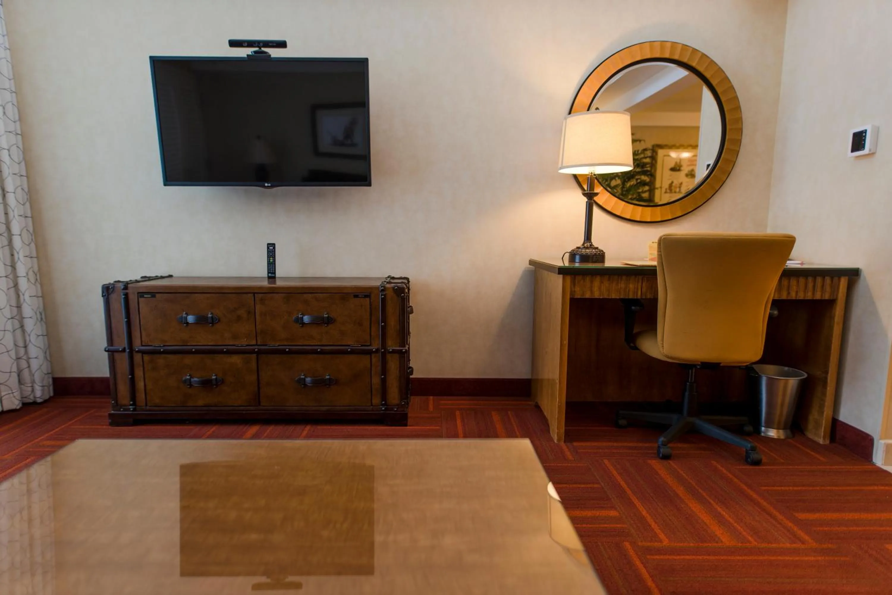 TV and multimedia in Howard Johnson by Wyndham Anaheim Hotel & Water Playground