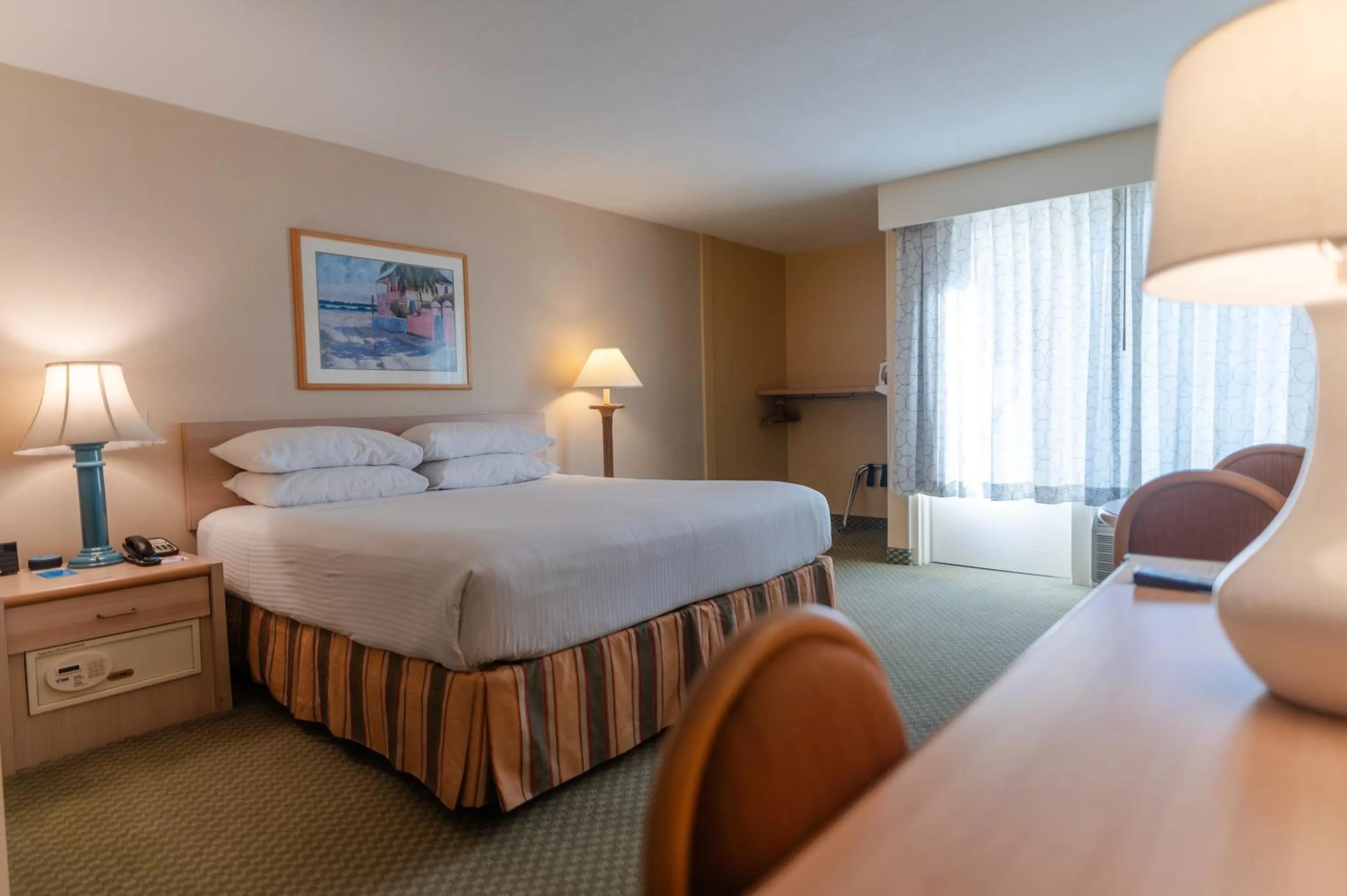 Bed in Howard Johnson by Wyndham Anaheim Hotel & Water Playground