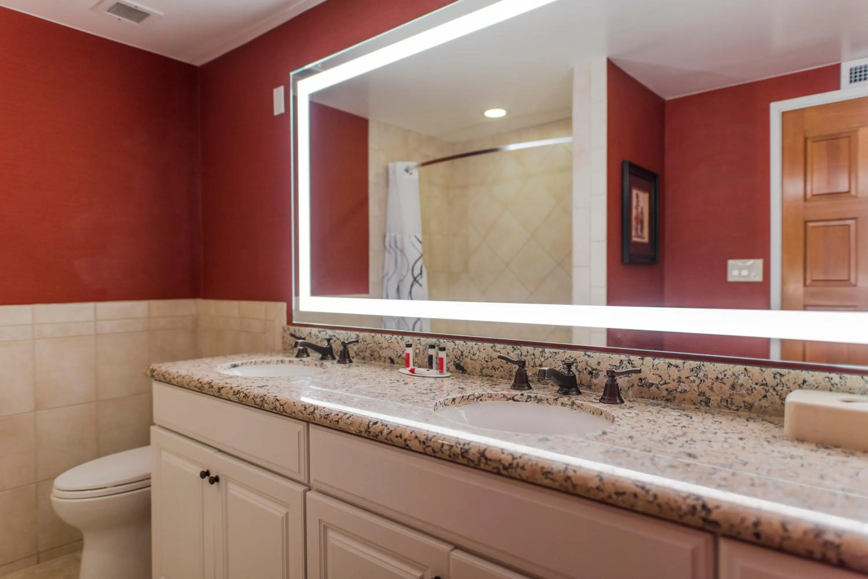 Shower in Howard Johnson by Wyndham Anaheim Hotel & Water Playground