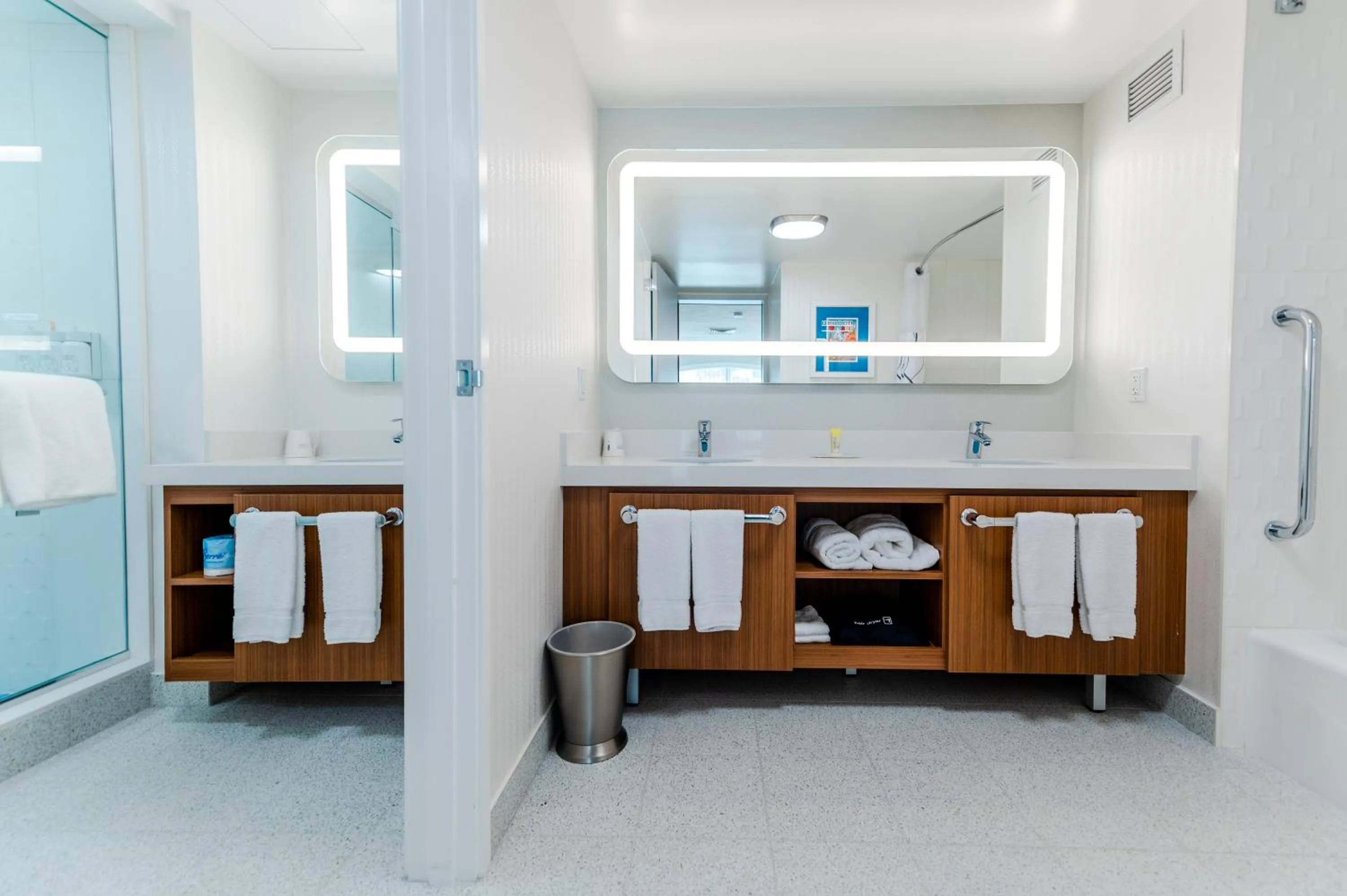 Bathroom in Howard Johnson by Wyndham Anaheim Hotel & Water Playground