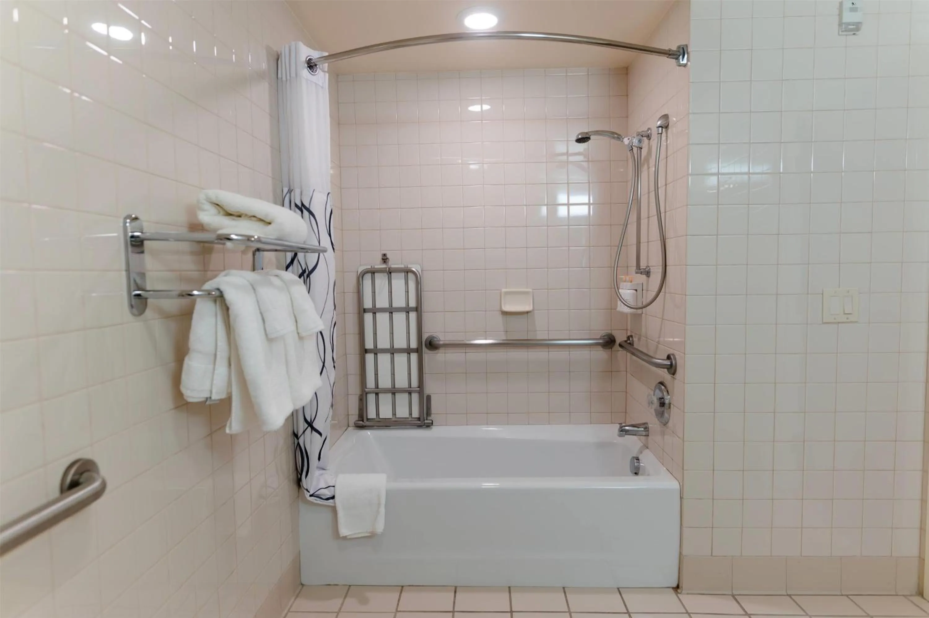 Bathroom in Howard Johnson by Wyndham Anaheim Hotel & Water Playground