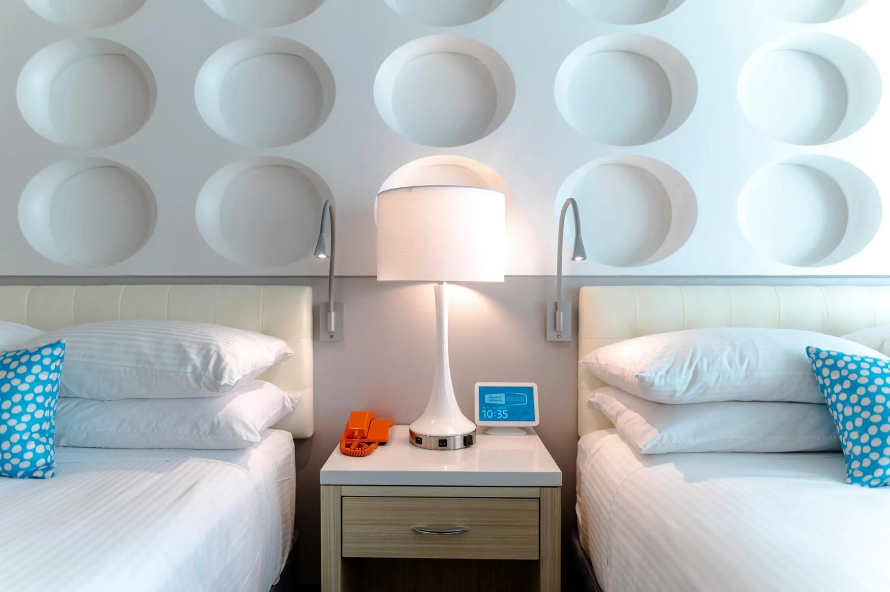 Bed in Howard Johnson by Wyndham Anaheim Hotel & Water Playground