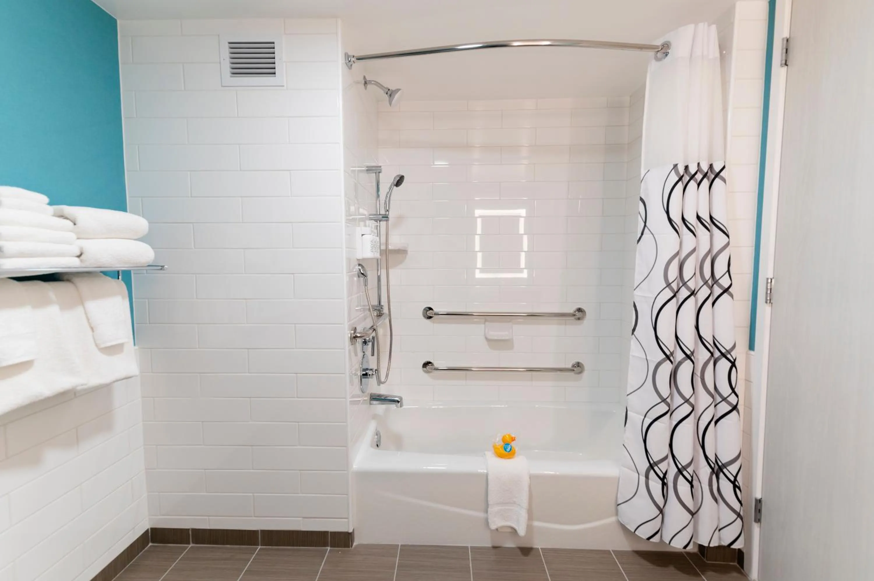 Shower in Howard Johnson by Wyndham Anaheim Hotel & Water Playground