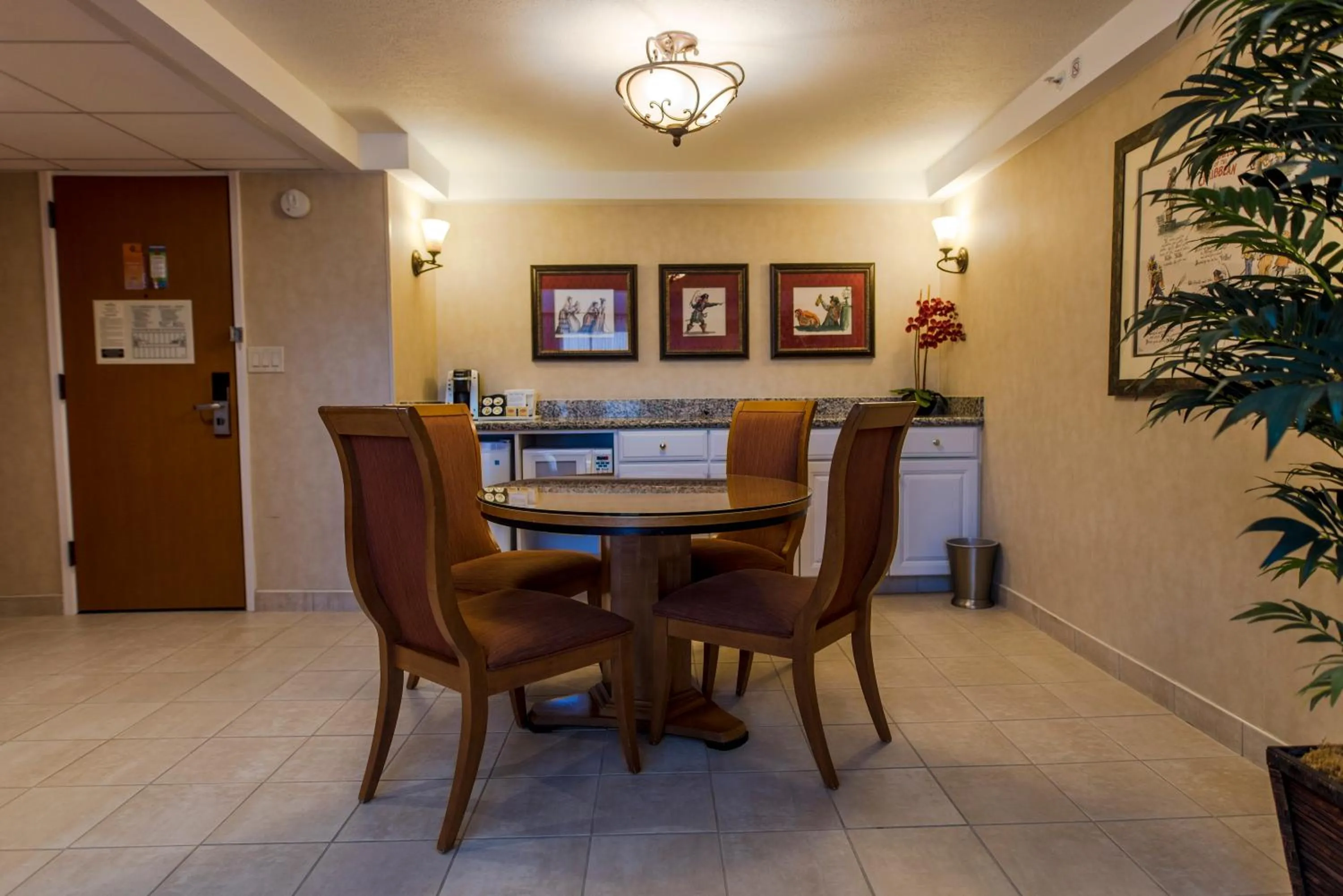 Seating area in Howard Johnson by Wyndham Anaheim Hotel & Water Playground