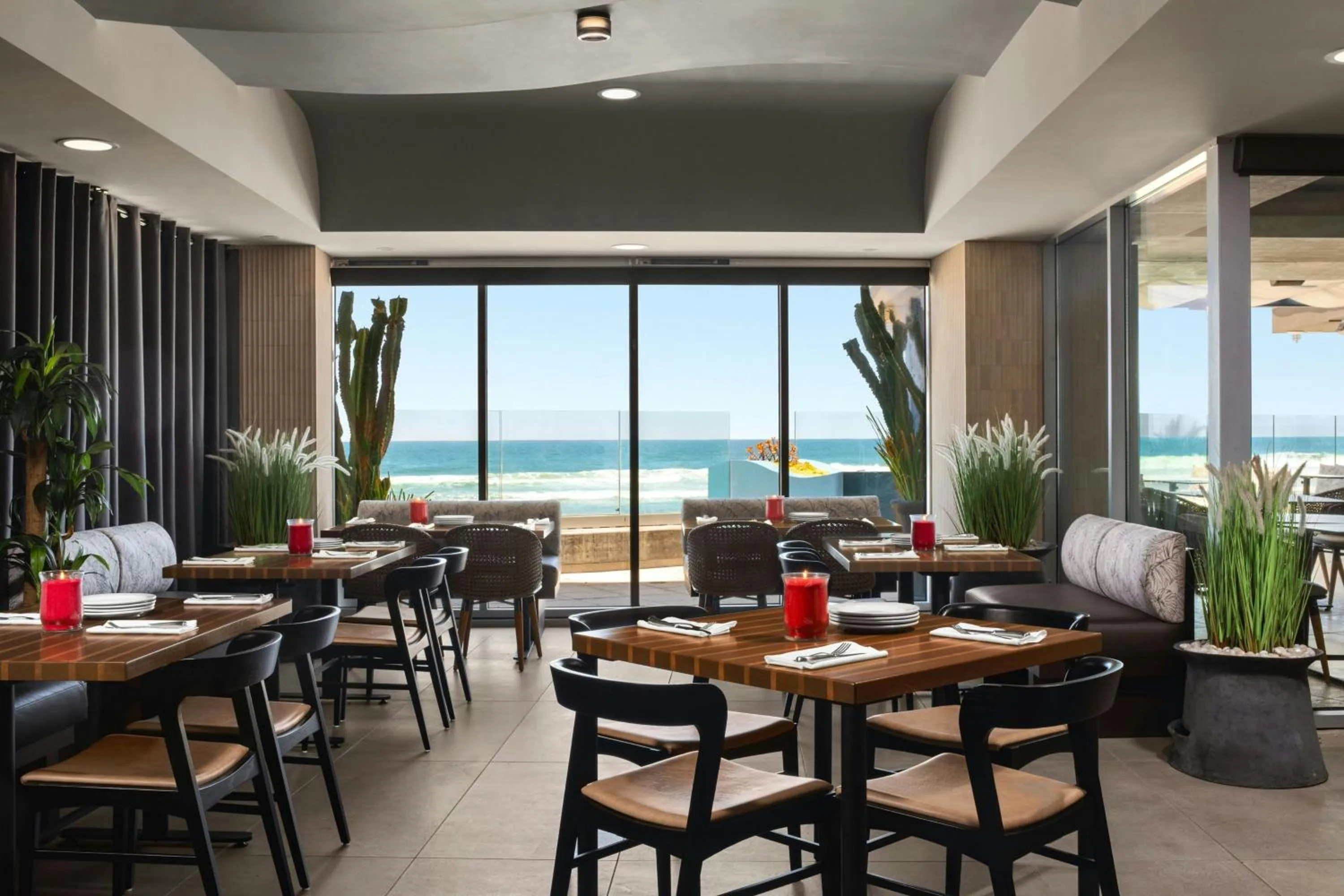 Beach in Pier South Resort, Autograph Collection