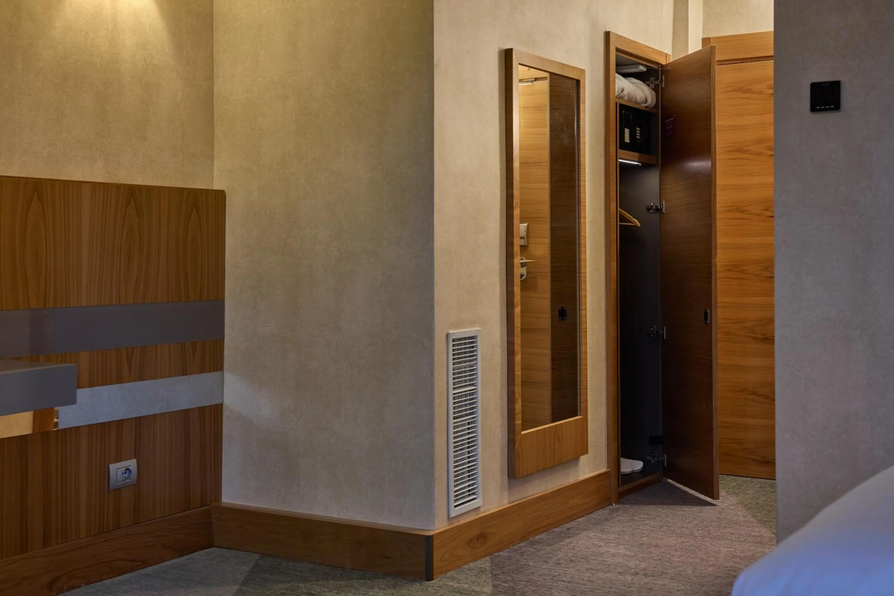 wardrobe, Bed in Hilton Milan