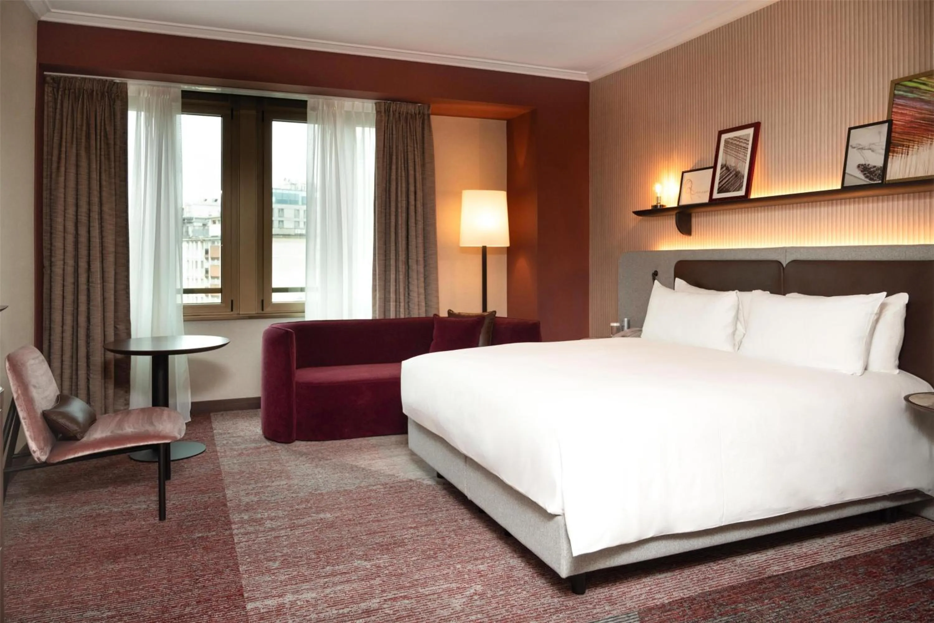 Living room, Bed in Hilton Milan