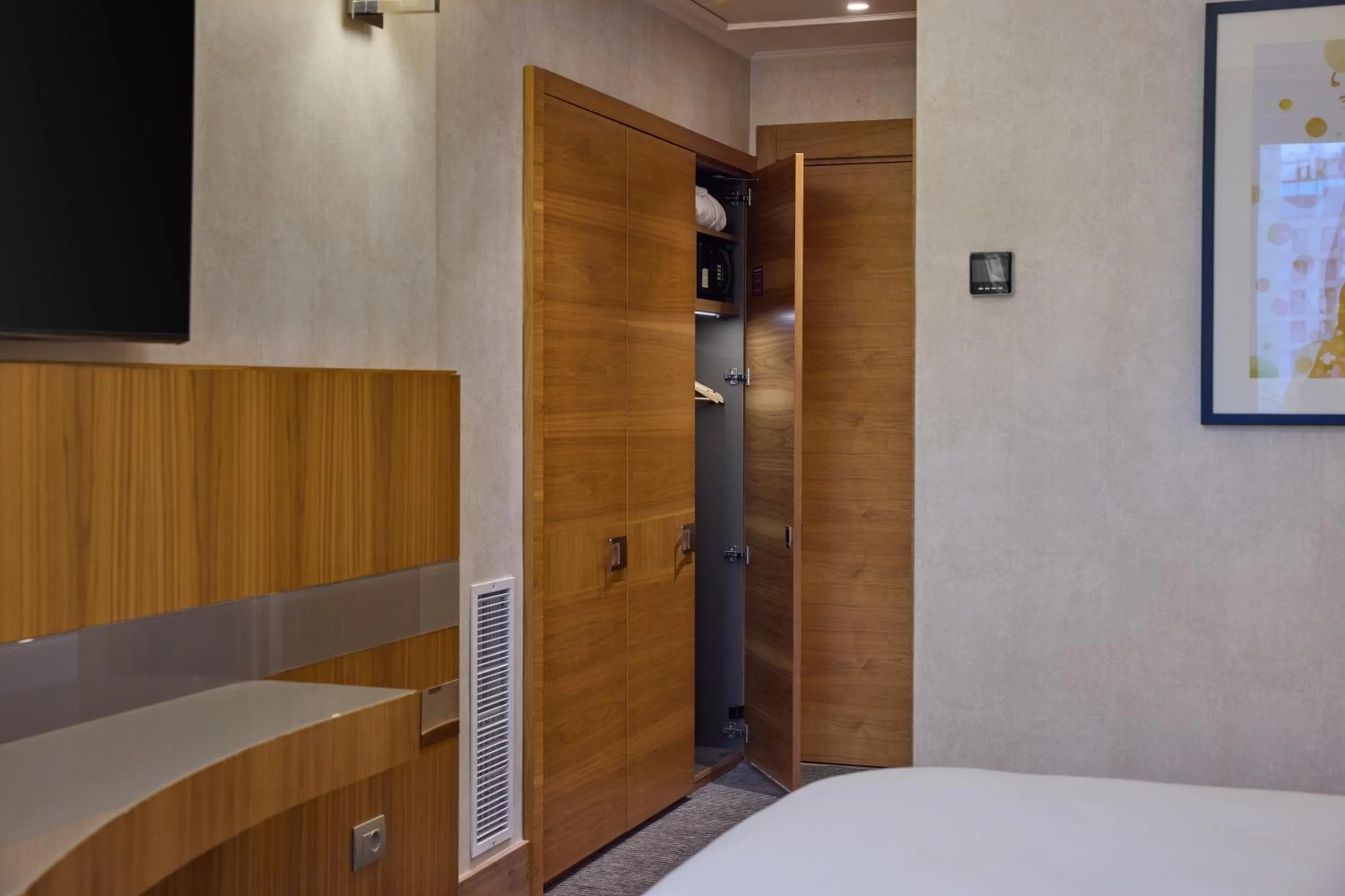 wardrobe, Bed in Hilton Milan