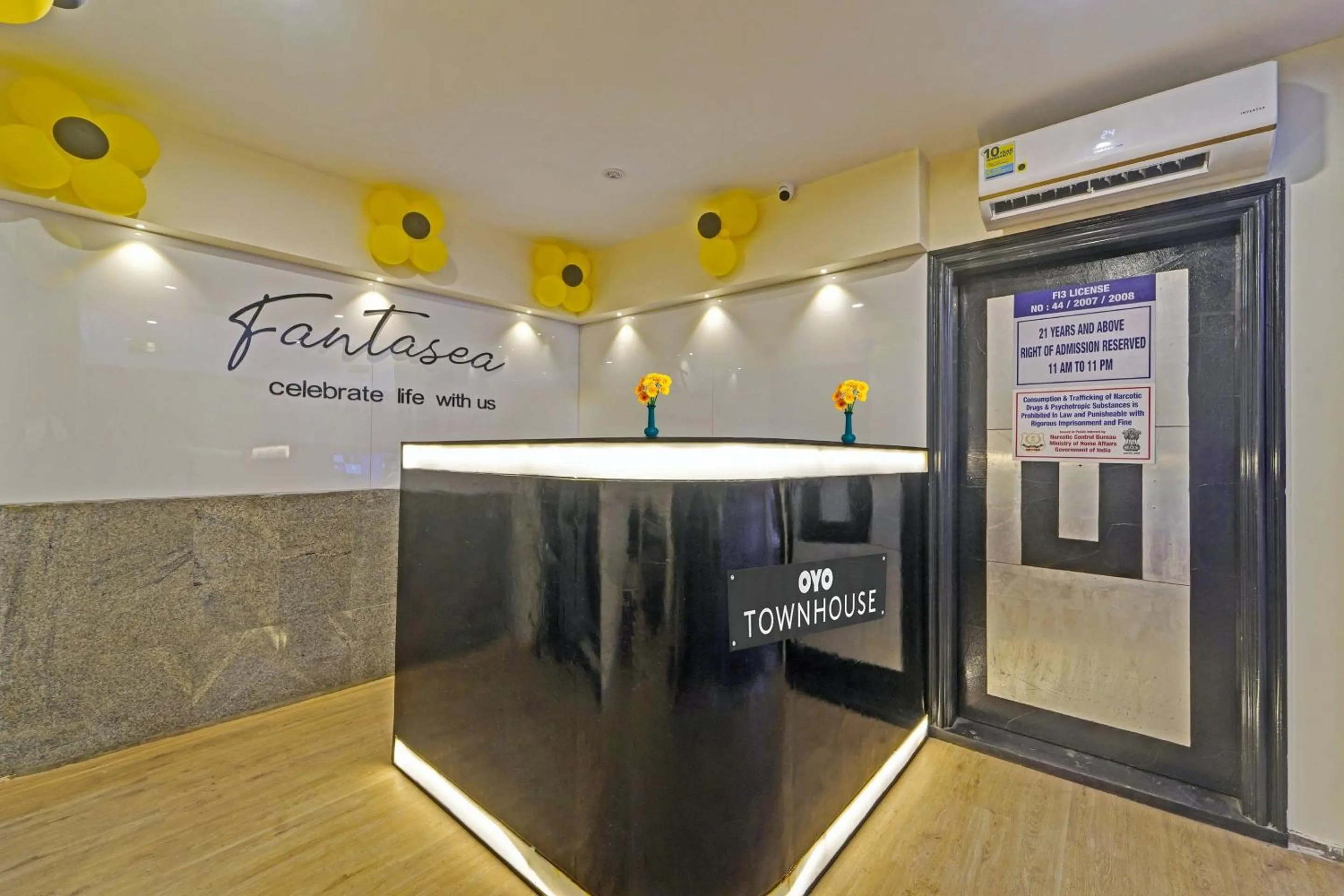 Lobby or reception in Townhouse Fantasea Hotels Near OMR