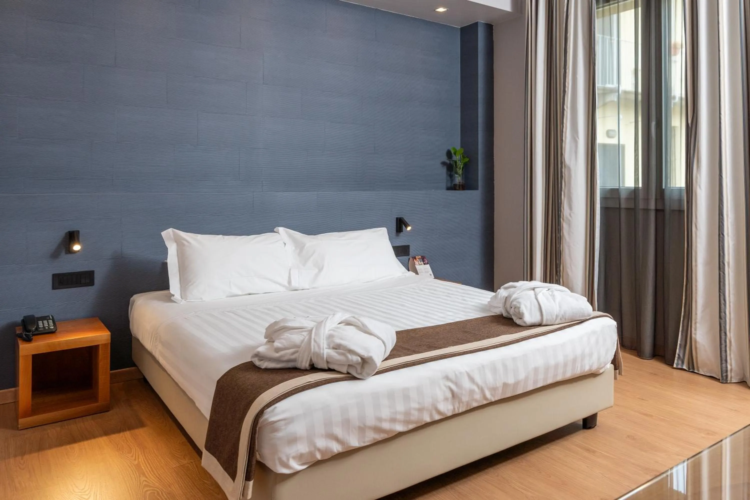 Photo of the whole room, Bed in Hotel Royal Falcone