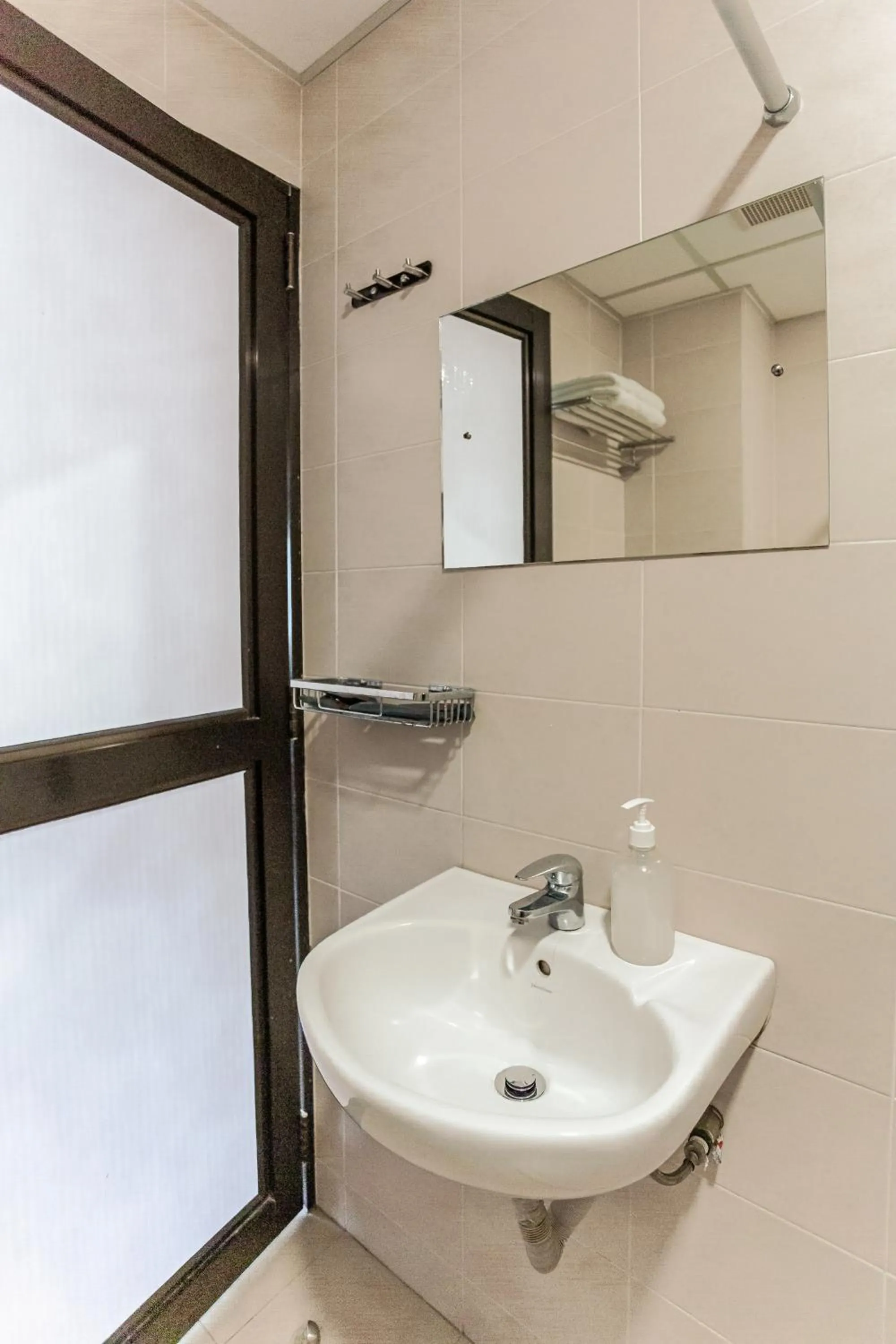 Bathroom in PP Hotel by Moxy