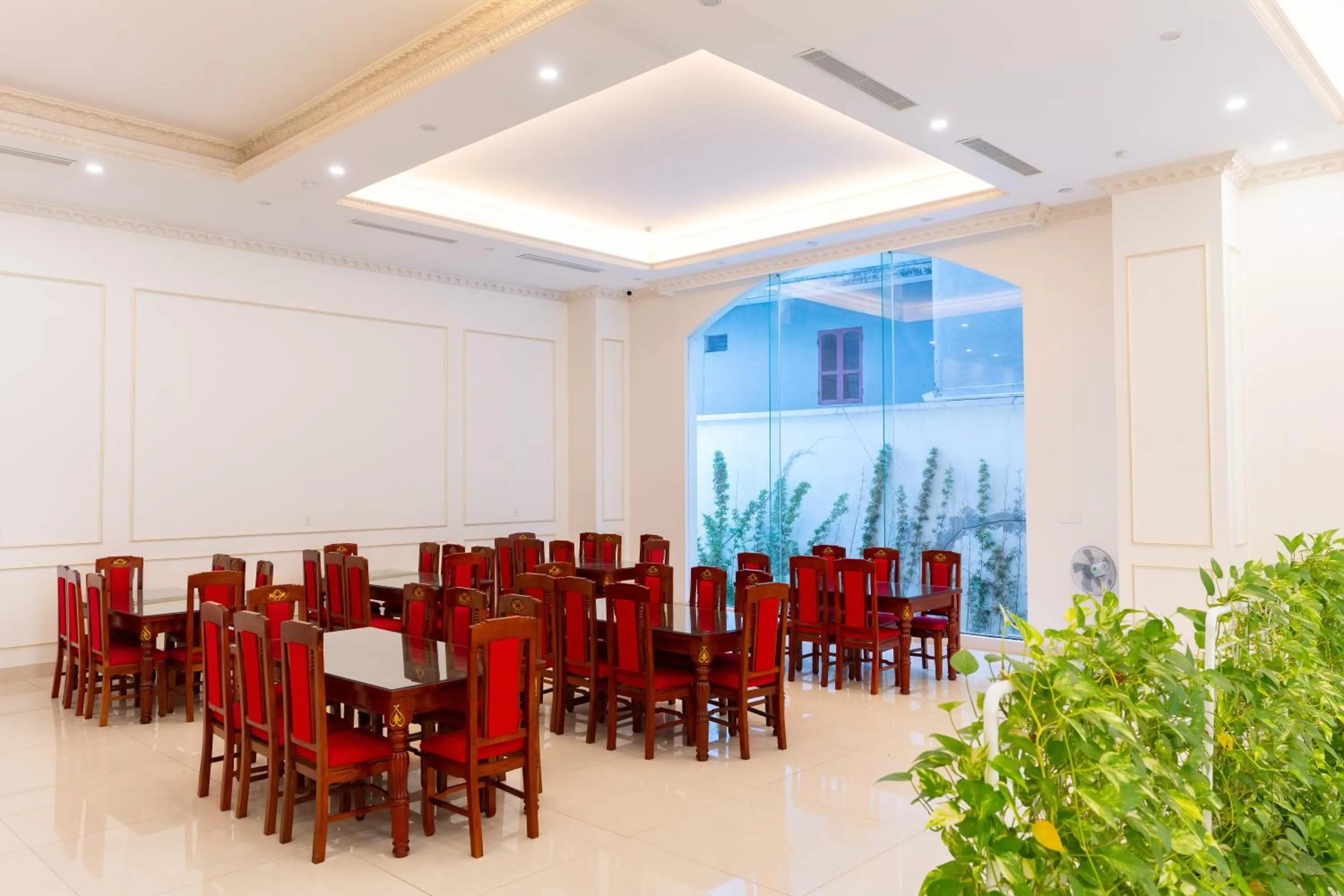 Restaurant/places to eat in Grand Hill Hotel & Apartment