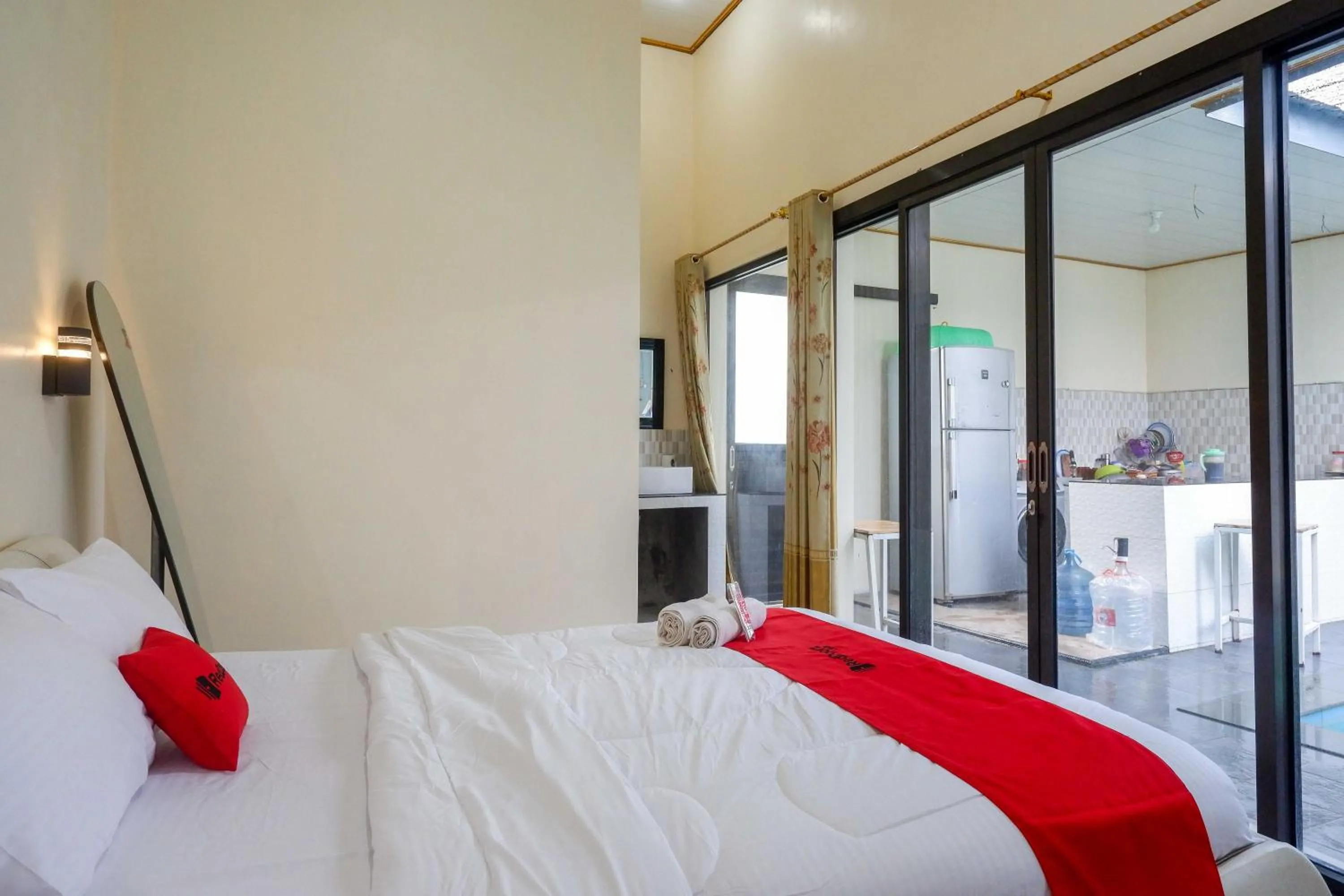 Bedroom, Bed in RedDoorz Syariah near Pasar Godong Grobogan