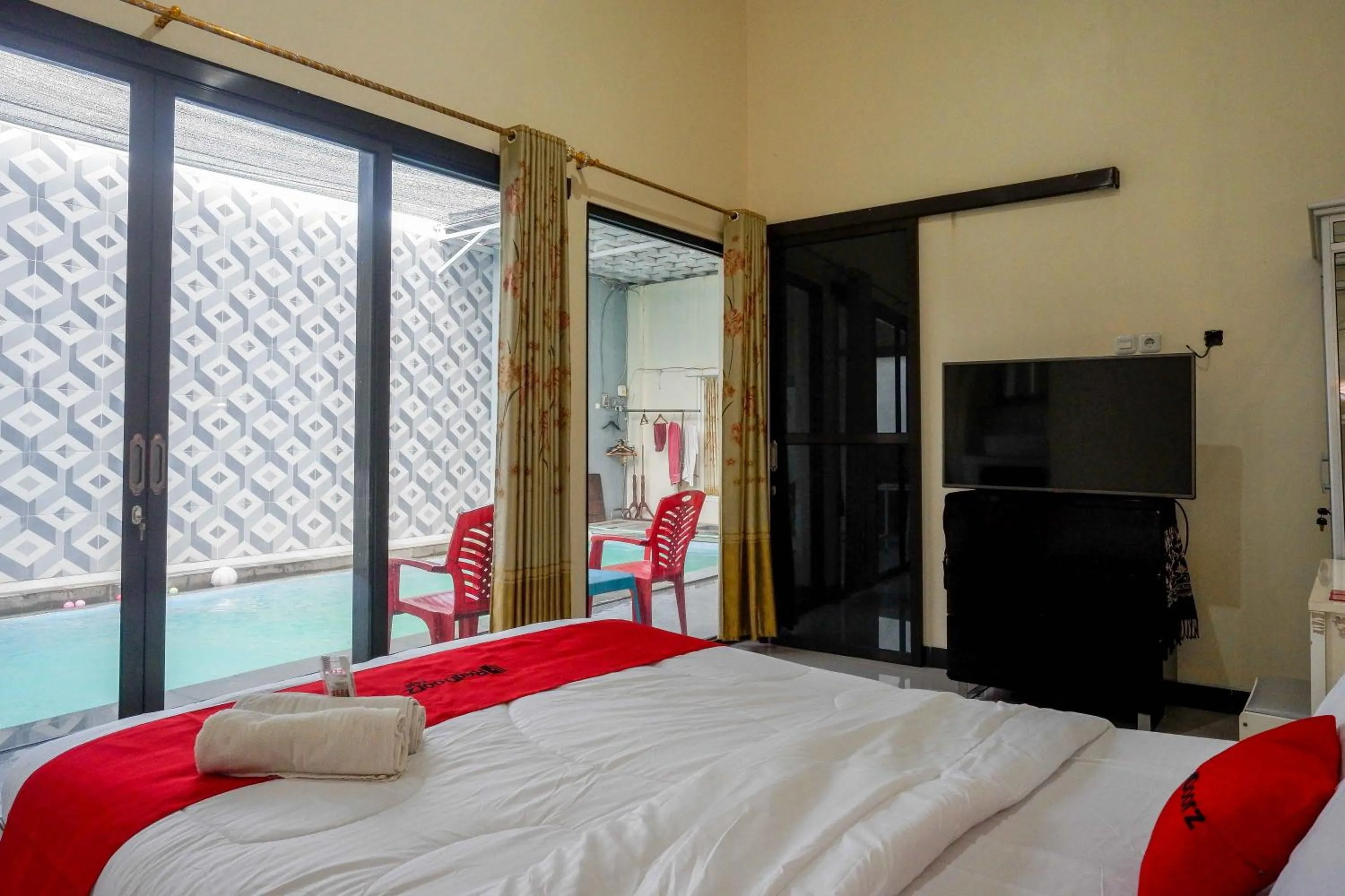 Bedroom, Bed in RedDoorz Syariah near Pasar Godong Grobogan