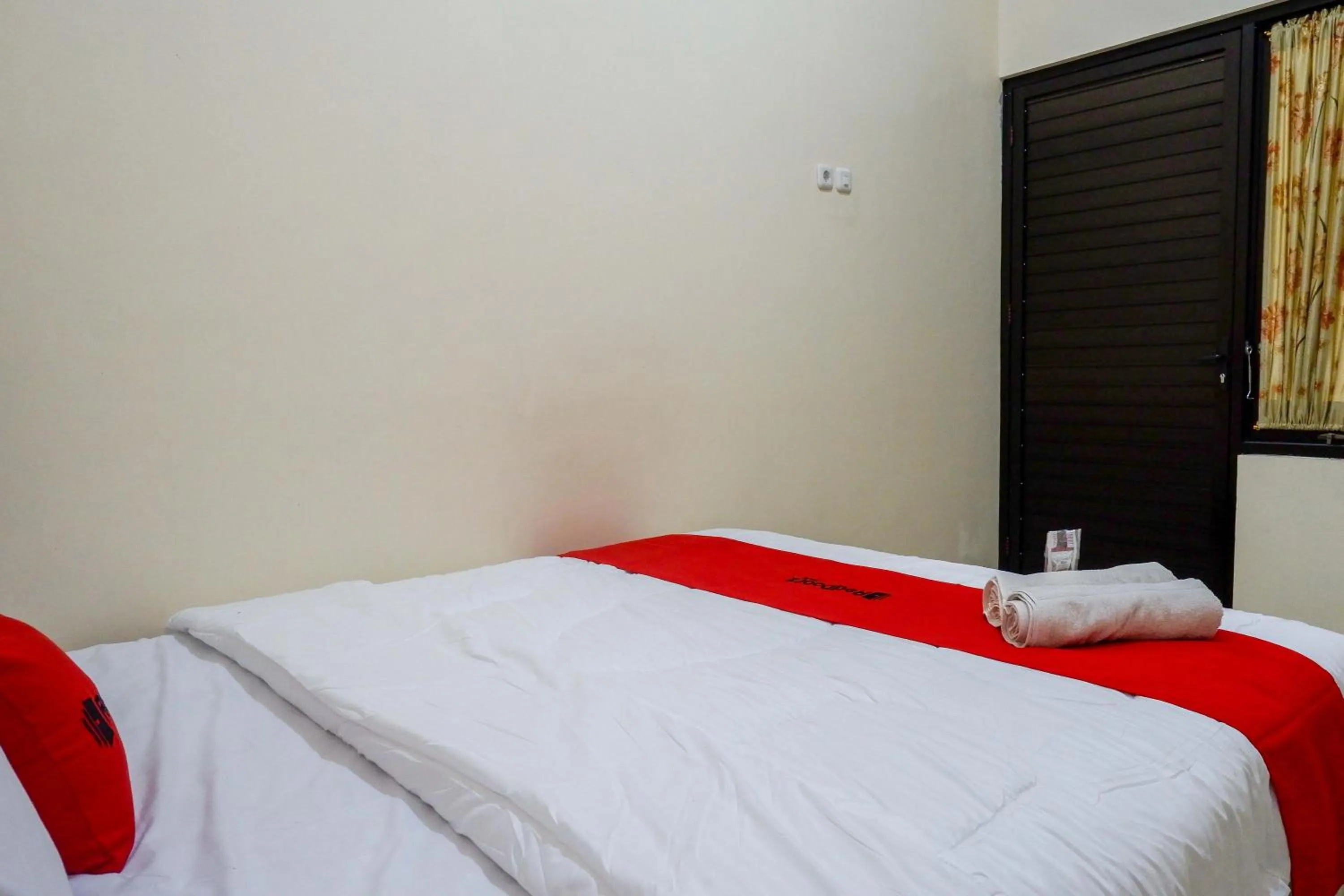 Bedroom, Bed in RedDoorz Syariah near Pasar Godong Grobogan
