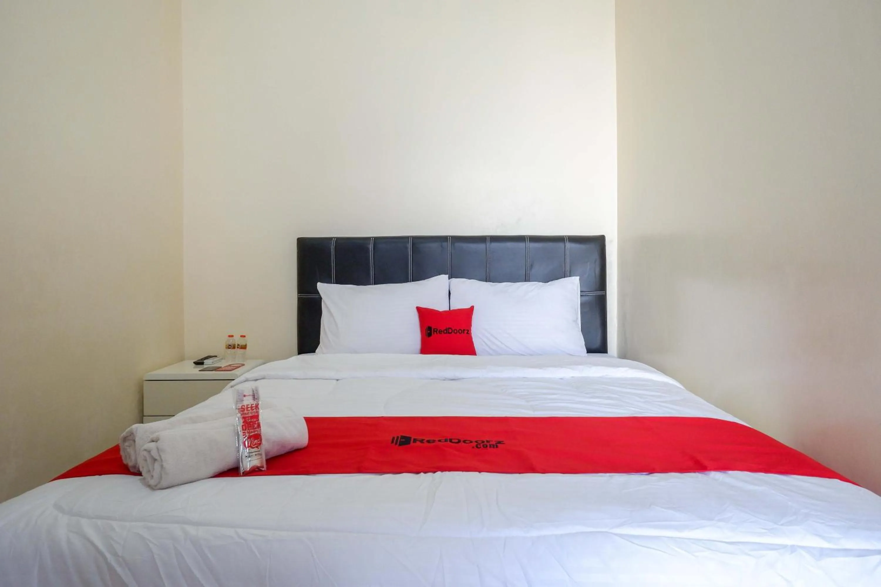 Bedroom, Bed in RedDoorz Syariah near Pasar Godong Grobogan