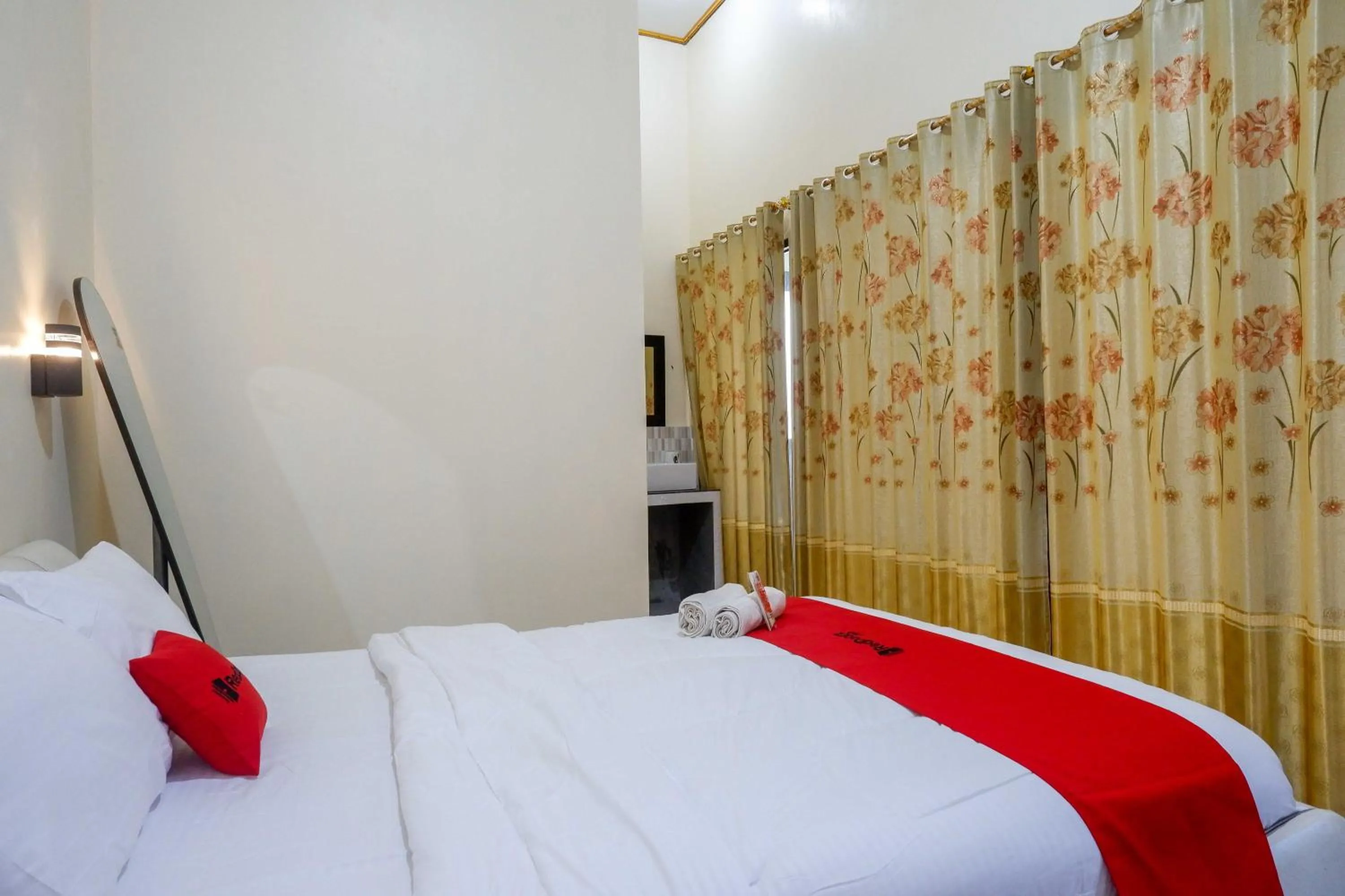 Bedroom, Bed in RedDoorz Syariah near Pasar Godong Grobogan