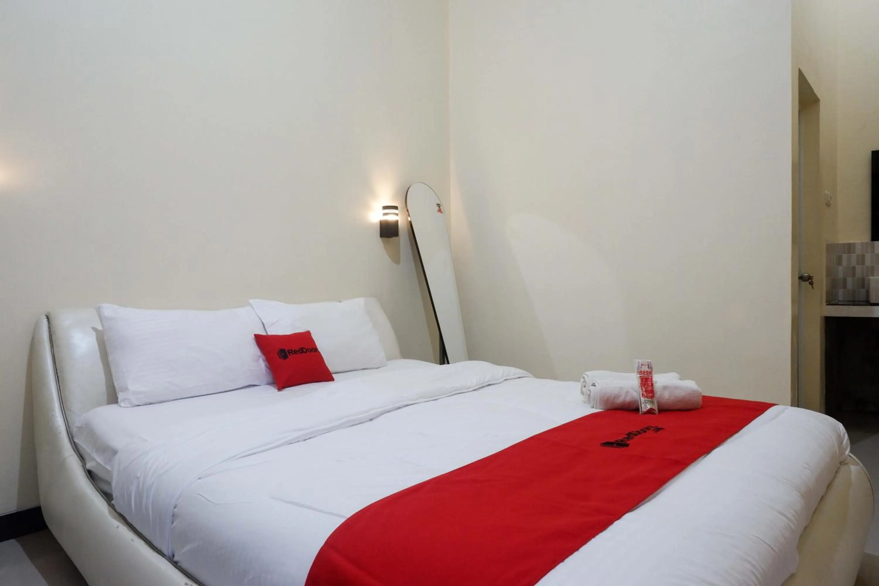 Bedroom, Bed in RedDoorz Syariah near Pasar Godong Grobogan