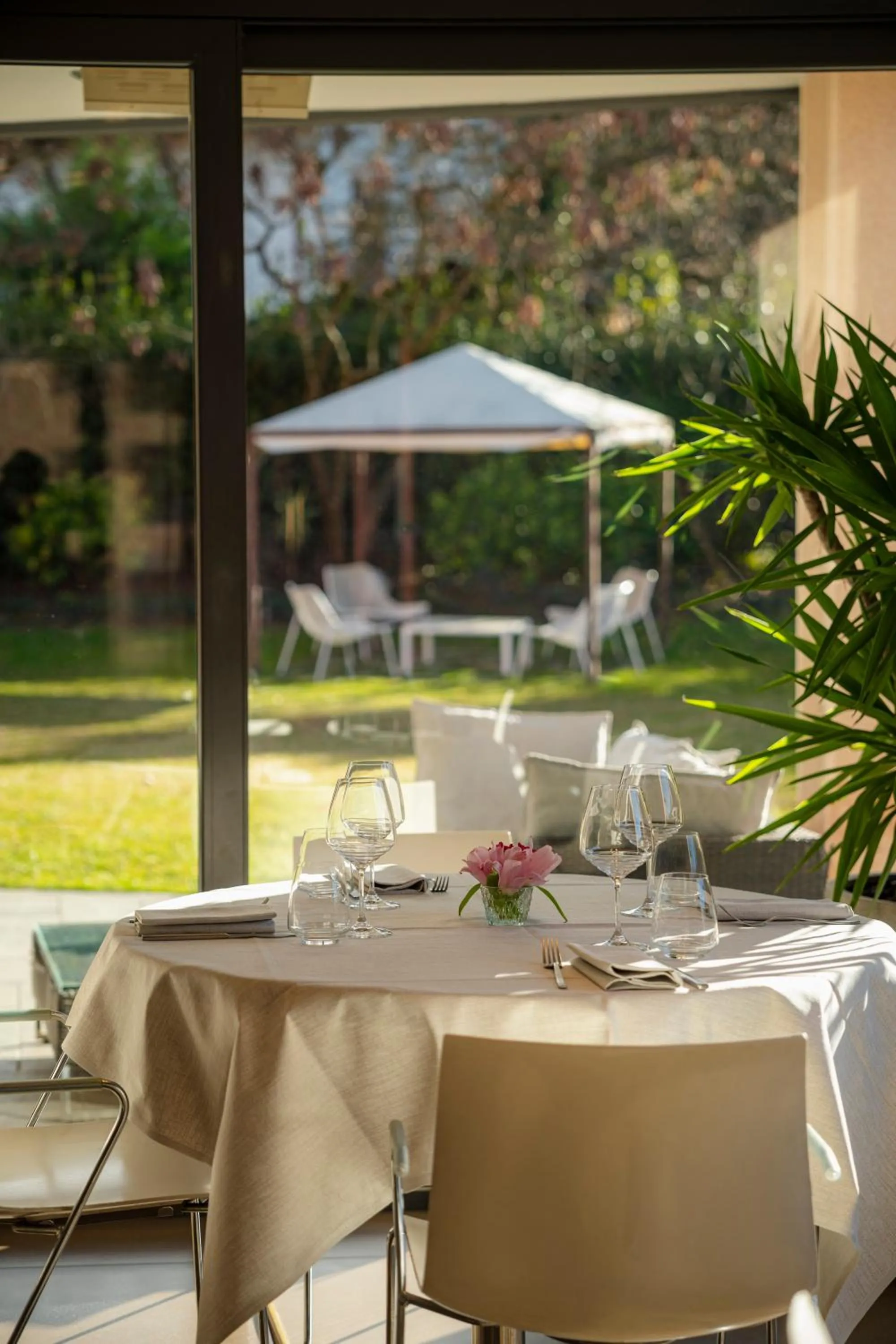 Restaurant/places to eat in Red's Redaelli Hotel