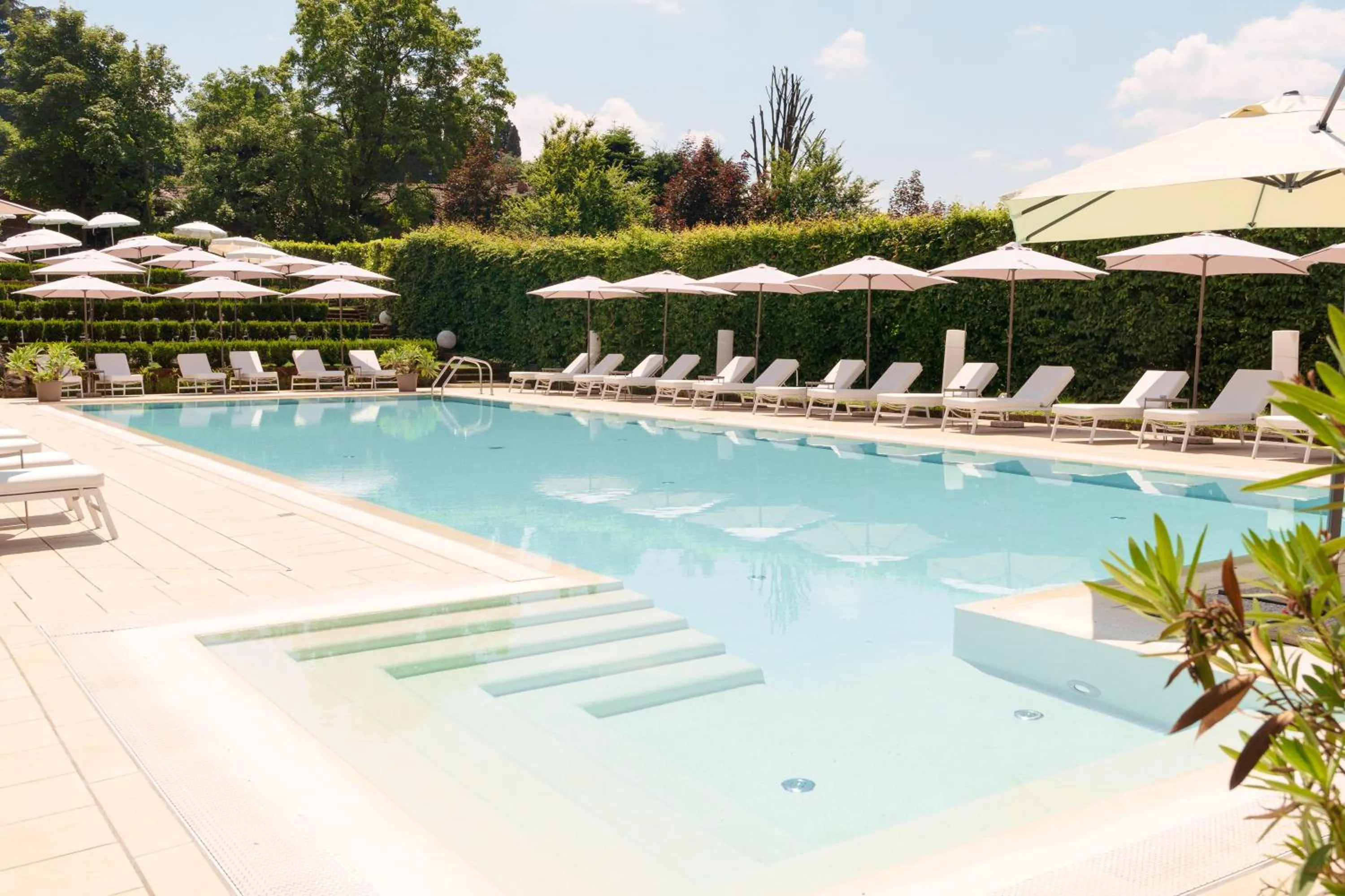 Swimming pool in Red's Redaelli Hotel