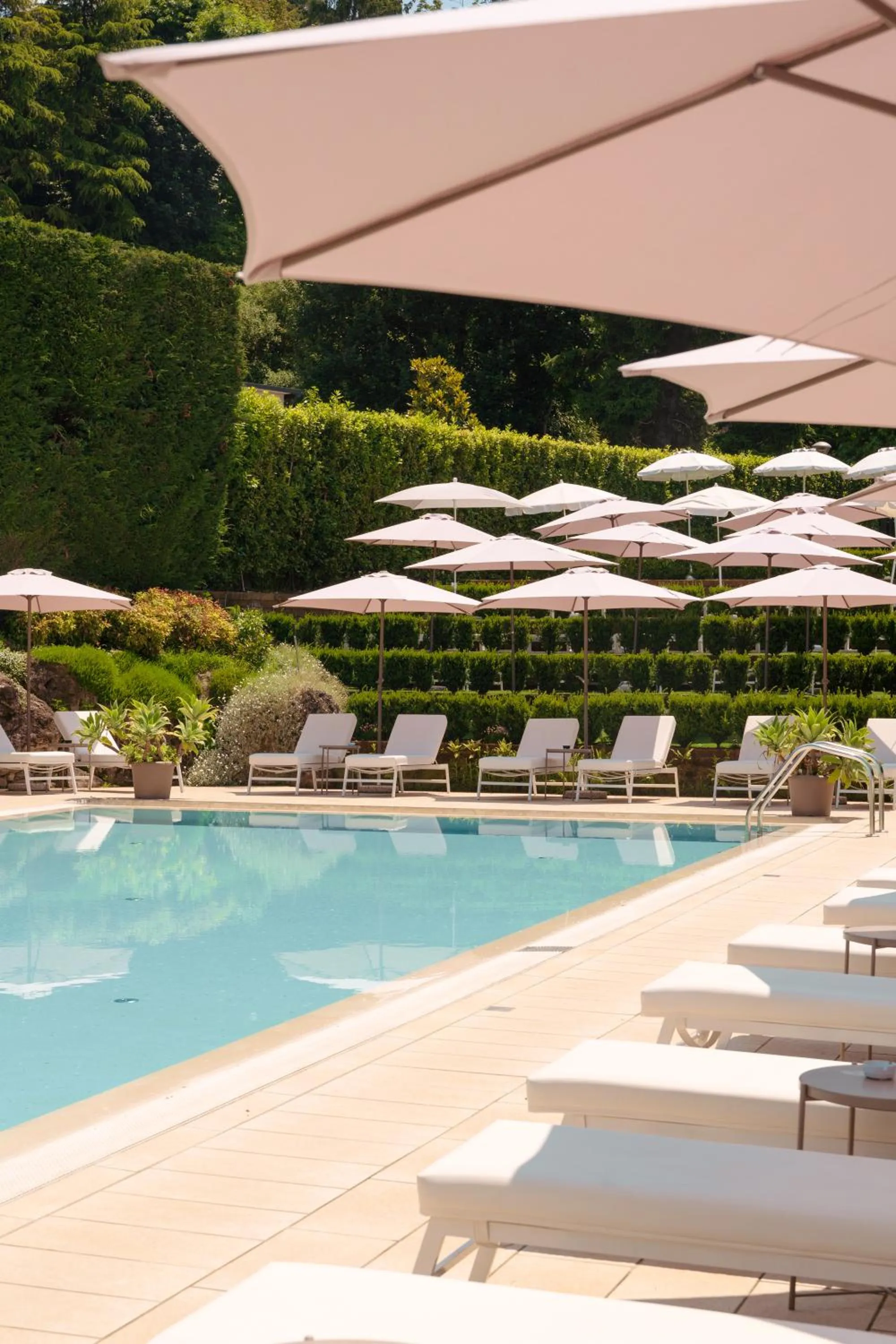 Swimming pool in Red's Redaelli Hotel