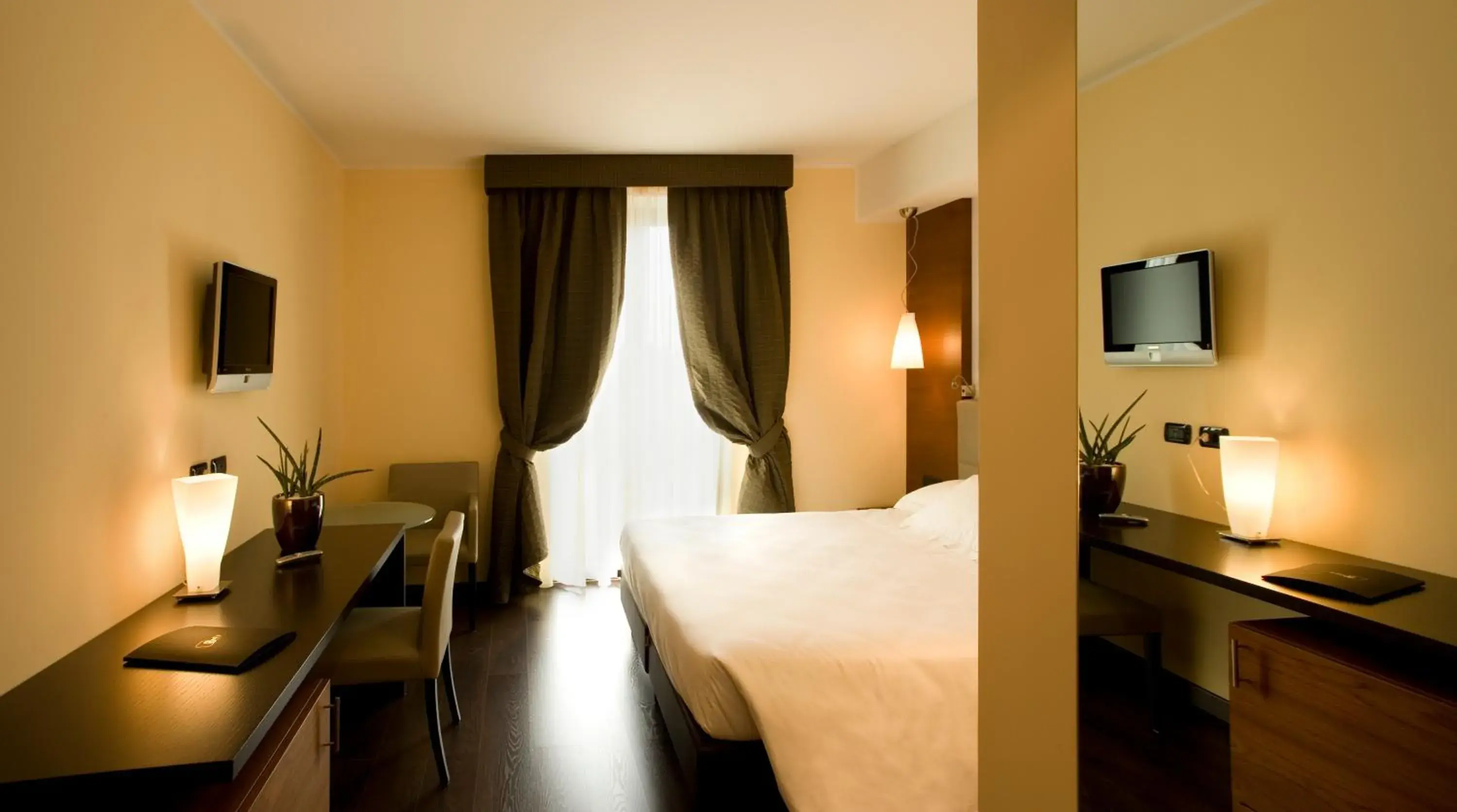 Single Room in Red's Redaelli Hotel Single Room in Red's Redaelli Hotel