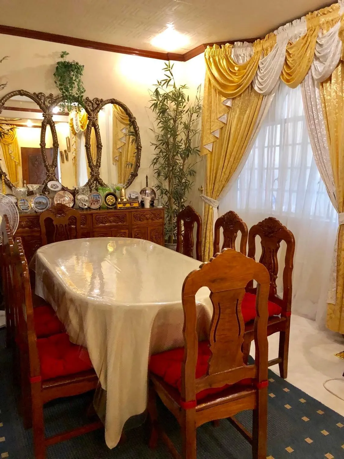 Dining area in THE MANSION - 20 PAX LUXURY Near AIRPORT in PASAY