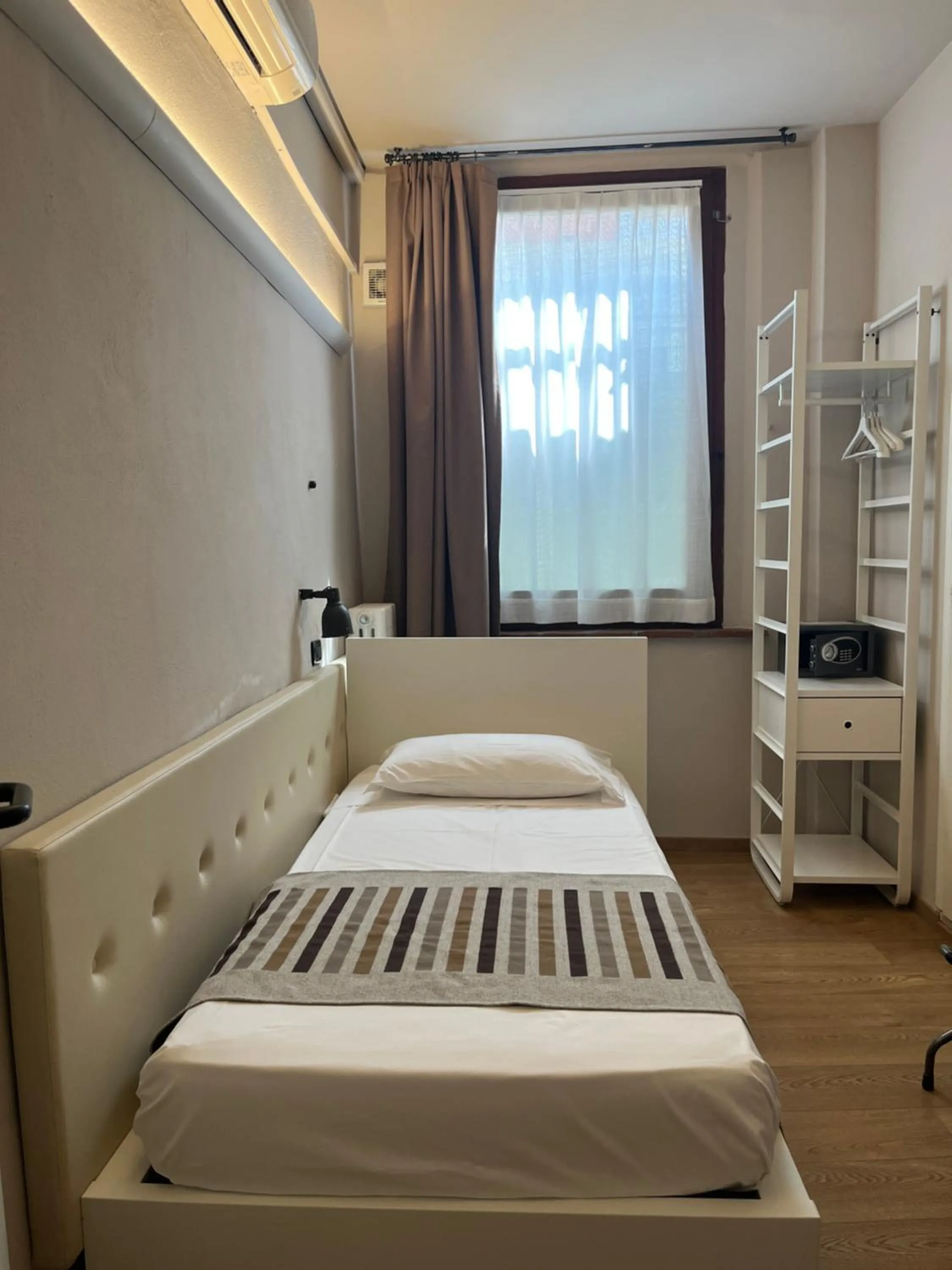 Bed in Hotel Mantegna Stazione, MantegnaHotels