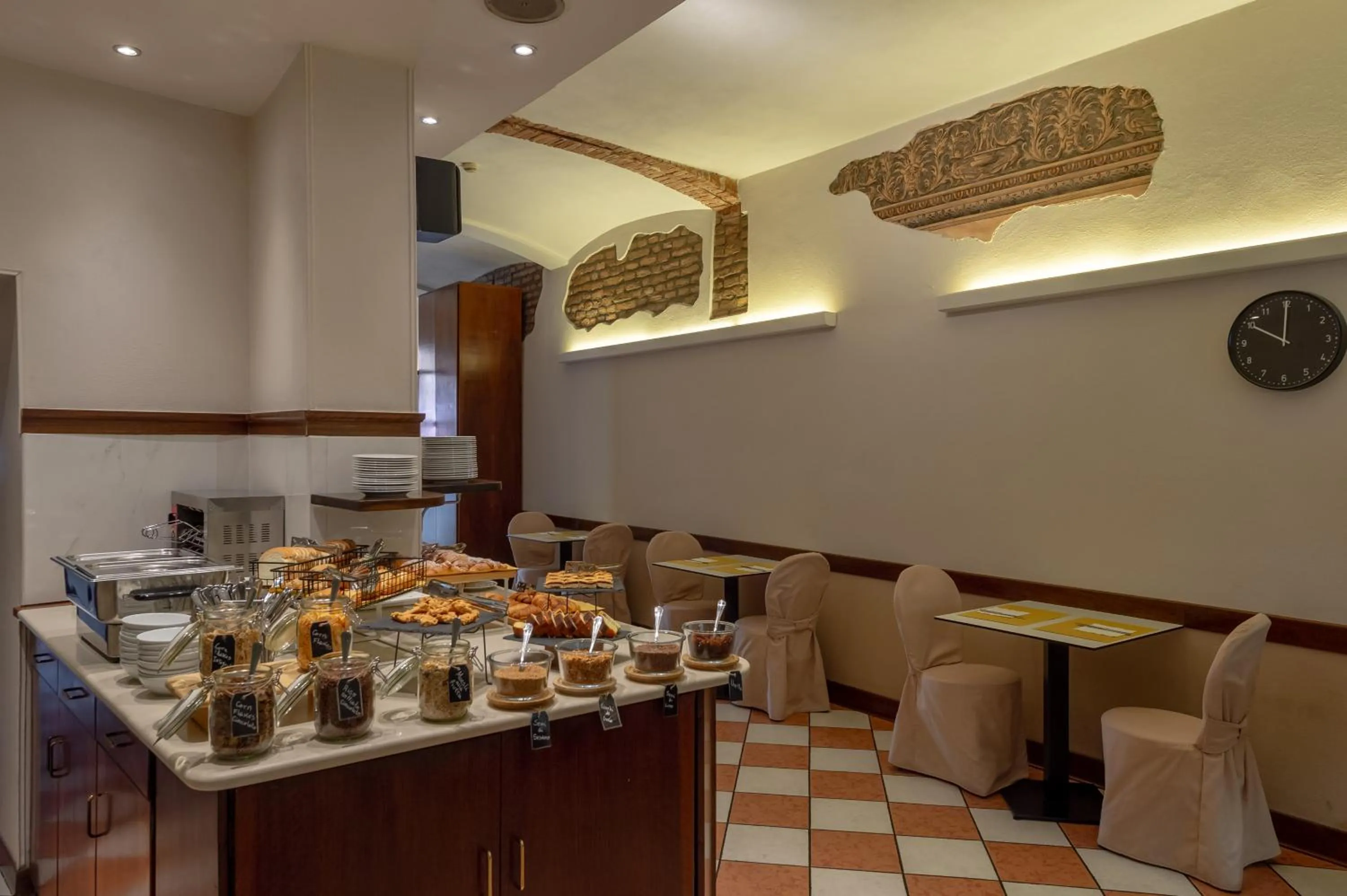 Buffet breakfast in Hotel Mantegna Stazione, MantegnaHotels