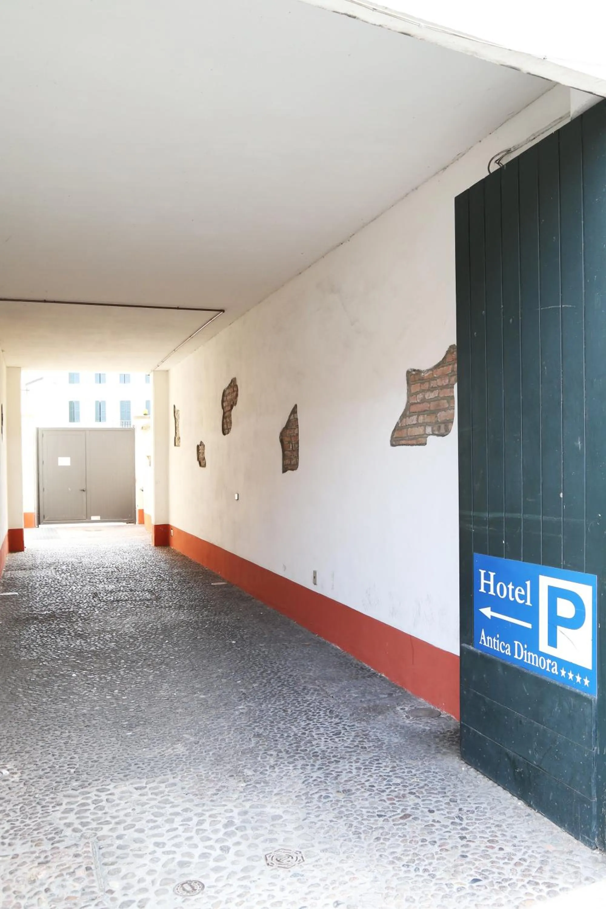 Parking in Hotel Mantegna Stazione, MantegnaHotels