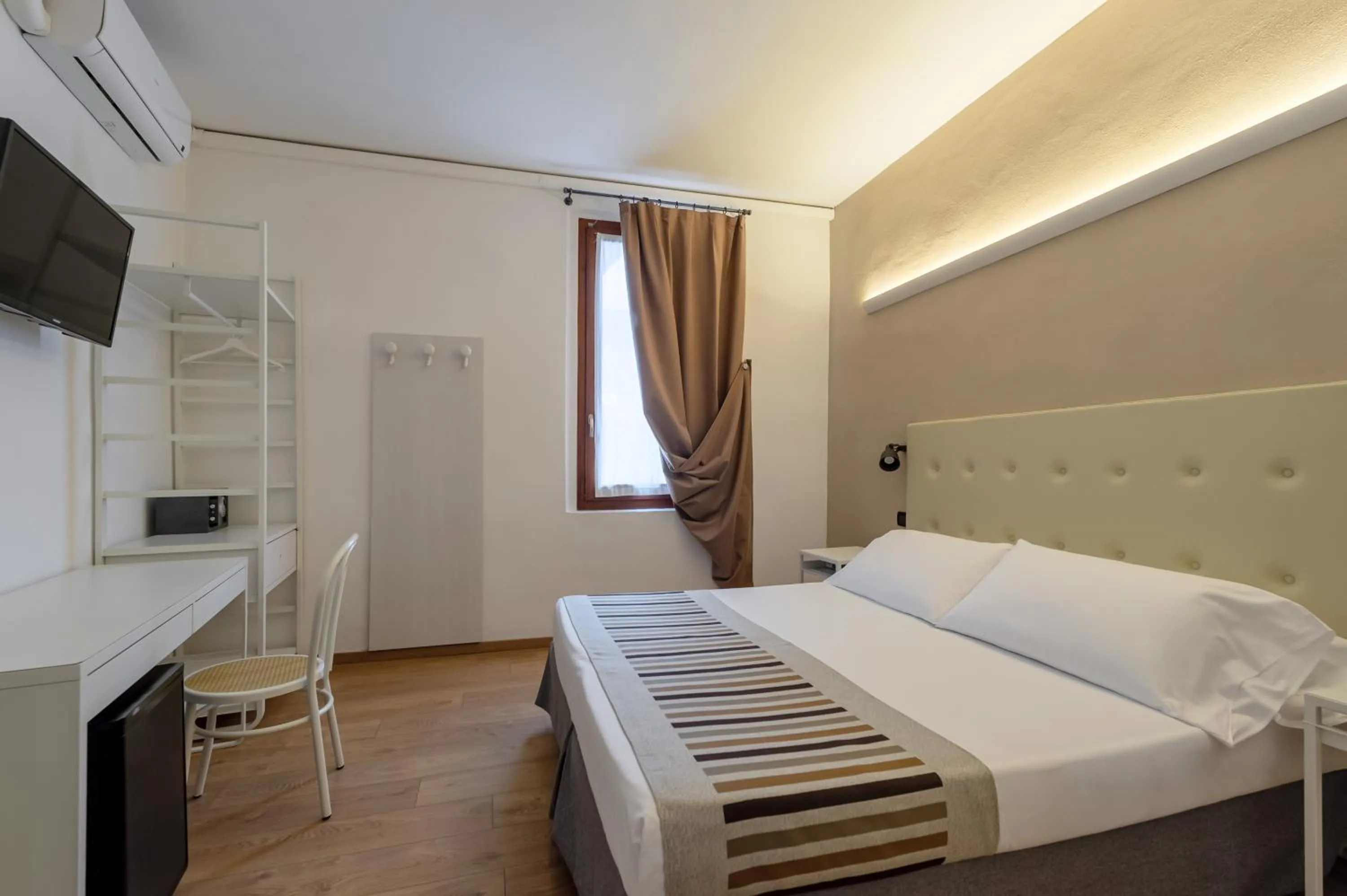 Bed in Hotel Mantegna Stazione, MantegnaHotels