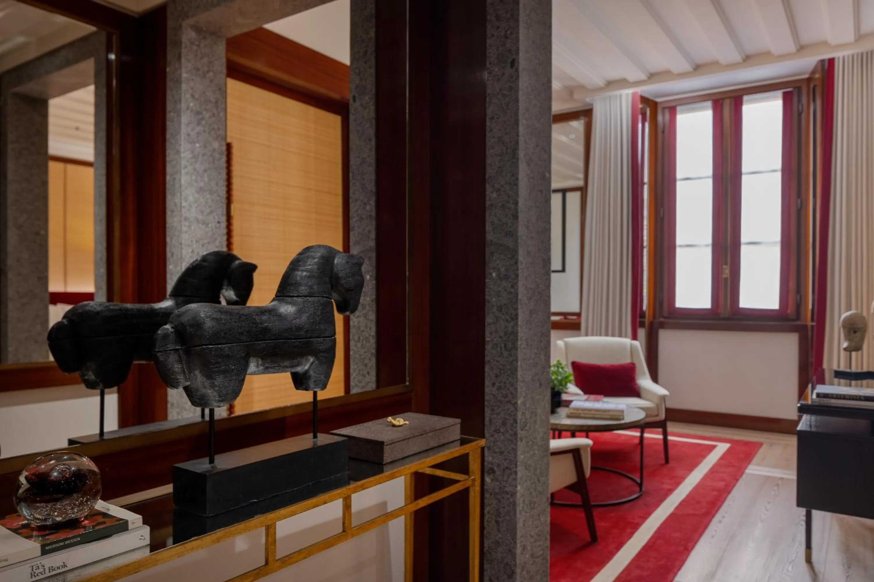 Decorative detail in Portrait Milano - Lungarno Collection