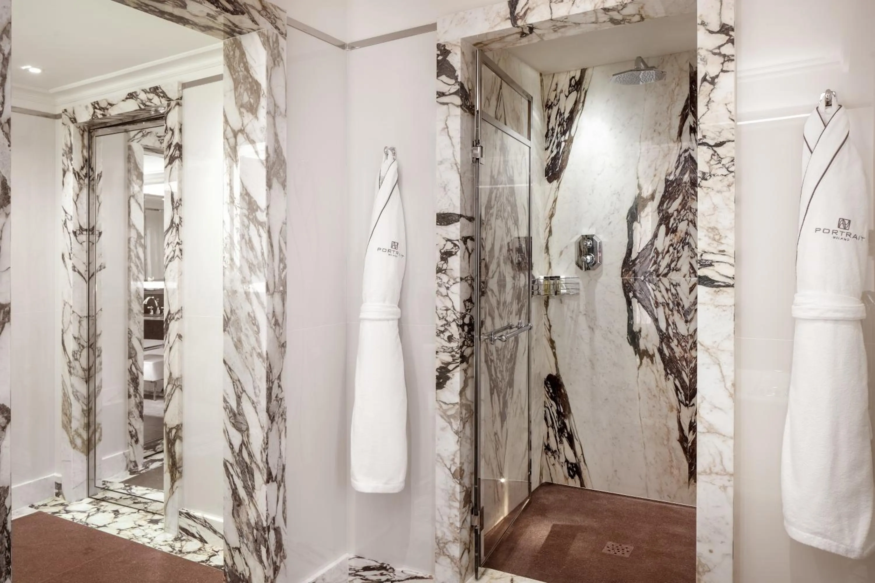 Shower in Portrait Milano - Lungarno Collection