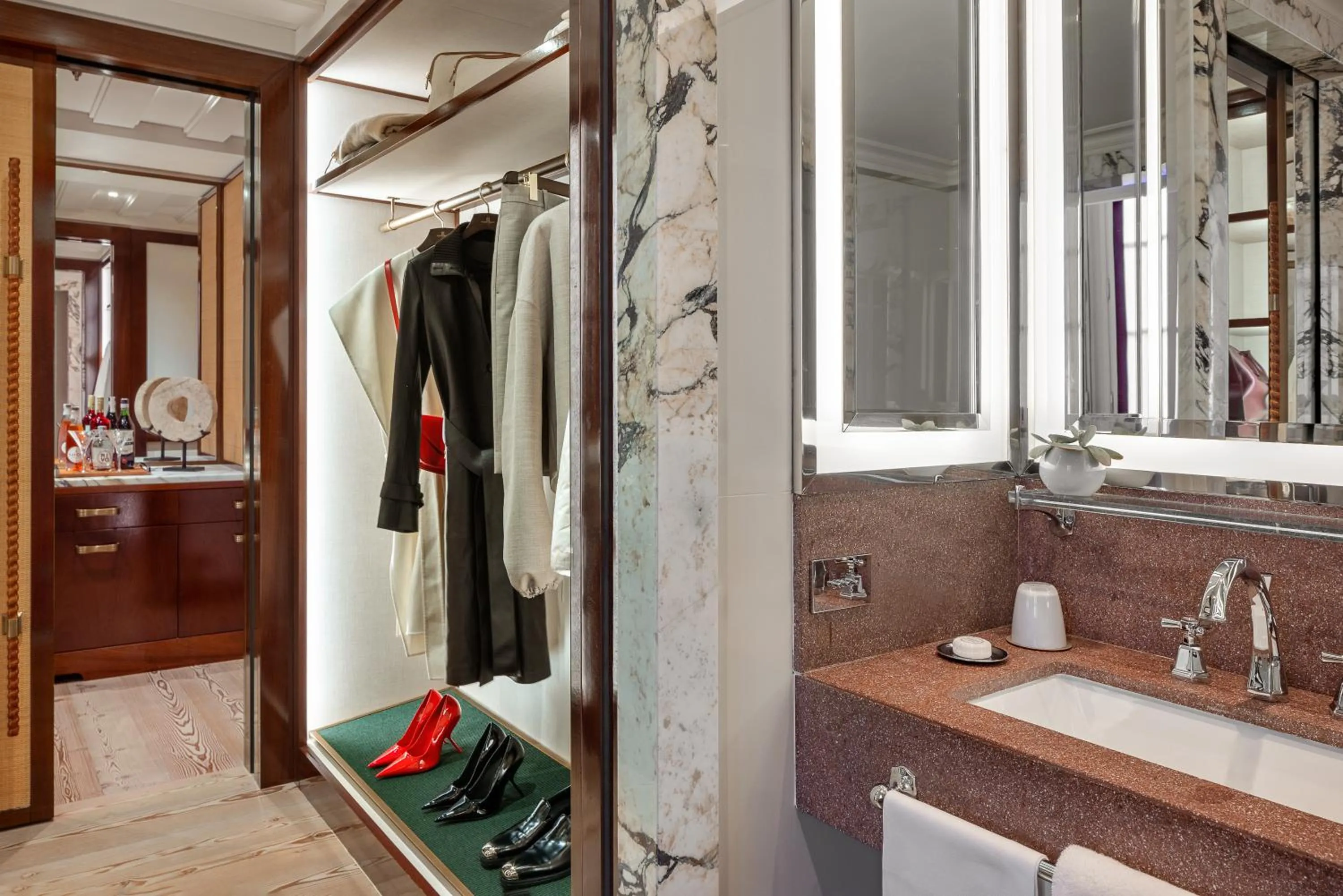 wardrobe in Portrait Milano - Lungarno Collection