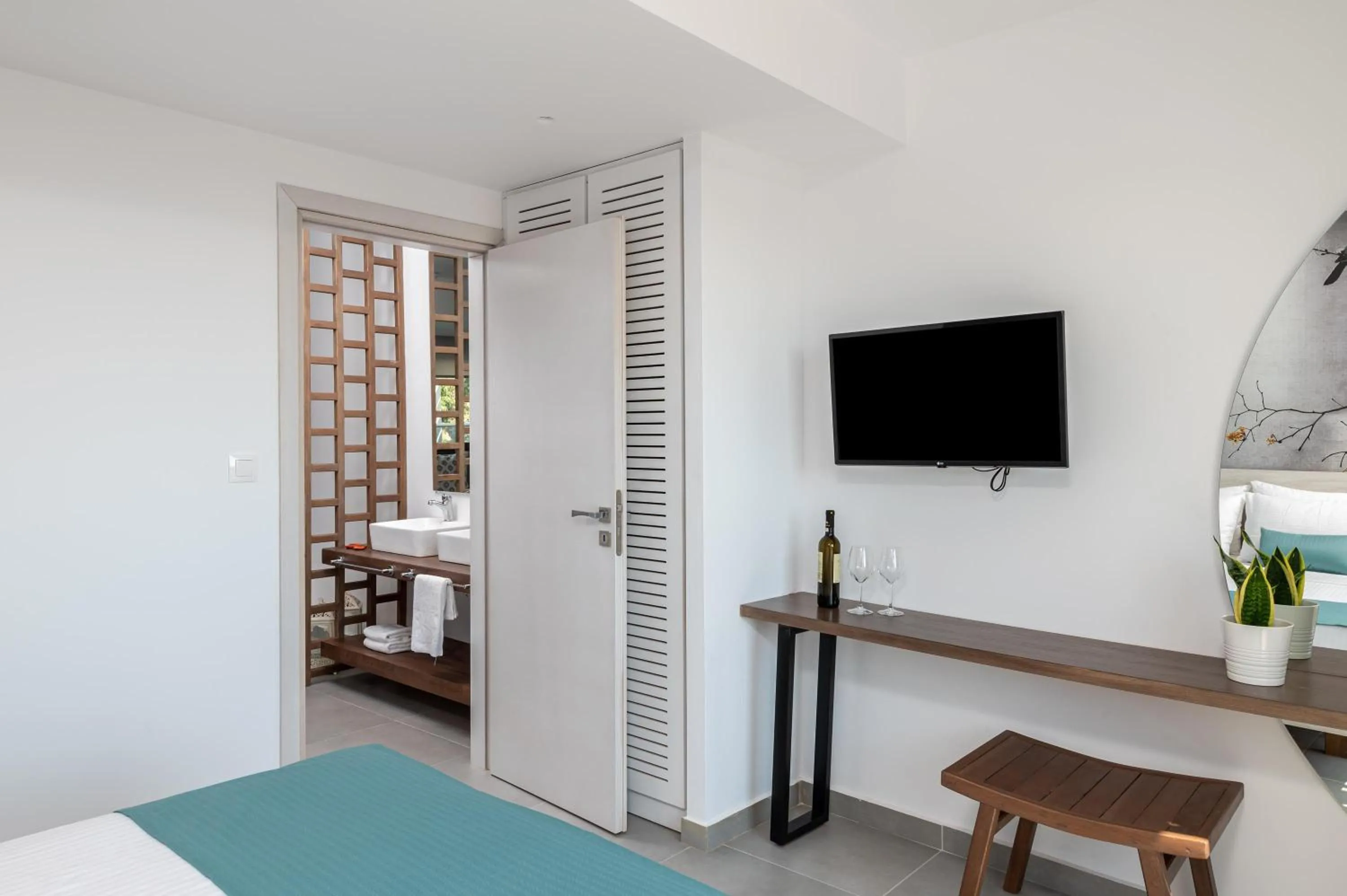 TV and multimedia, Bed in Kellys Luxury Apartments