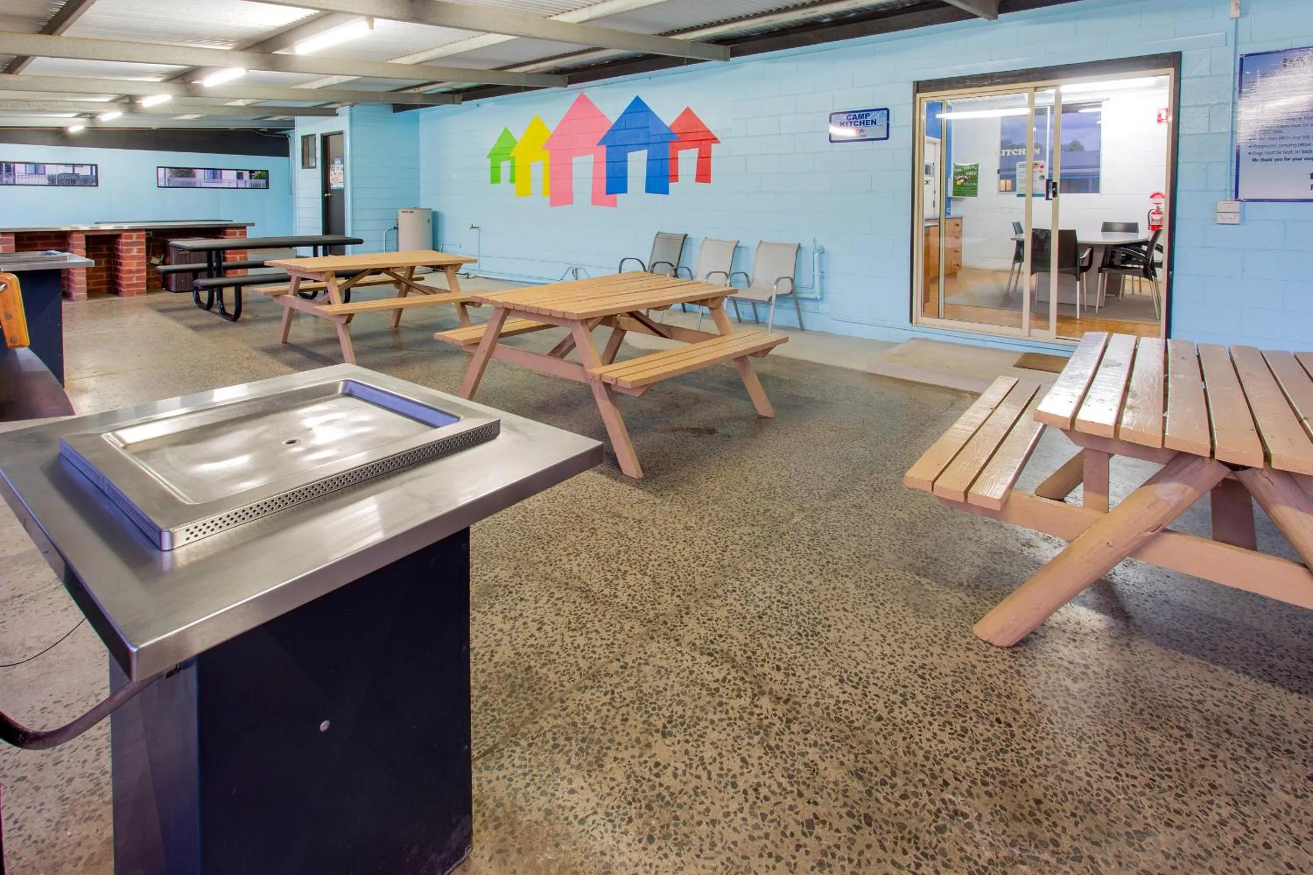 Communal kitchen in BIG4 Bendigo Park Lane Holiday Park