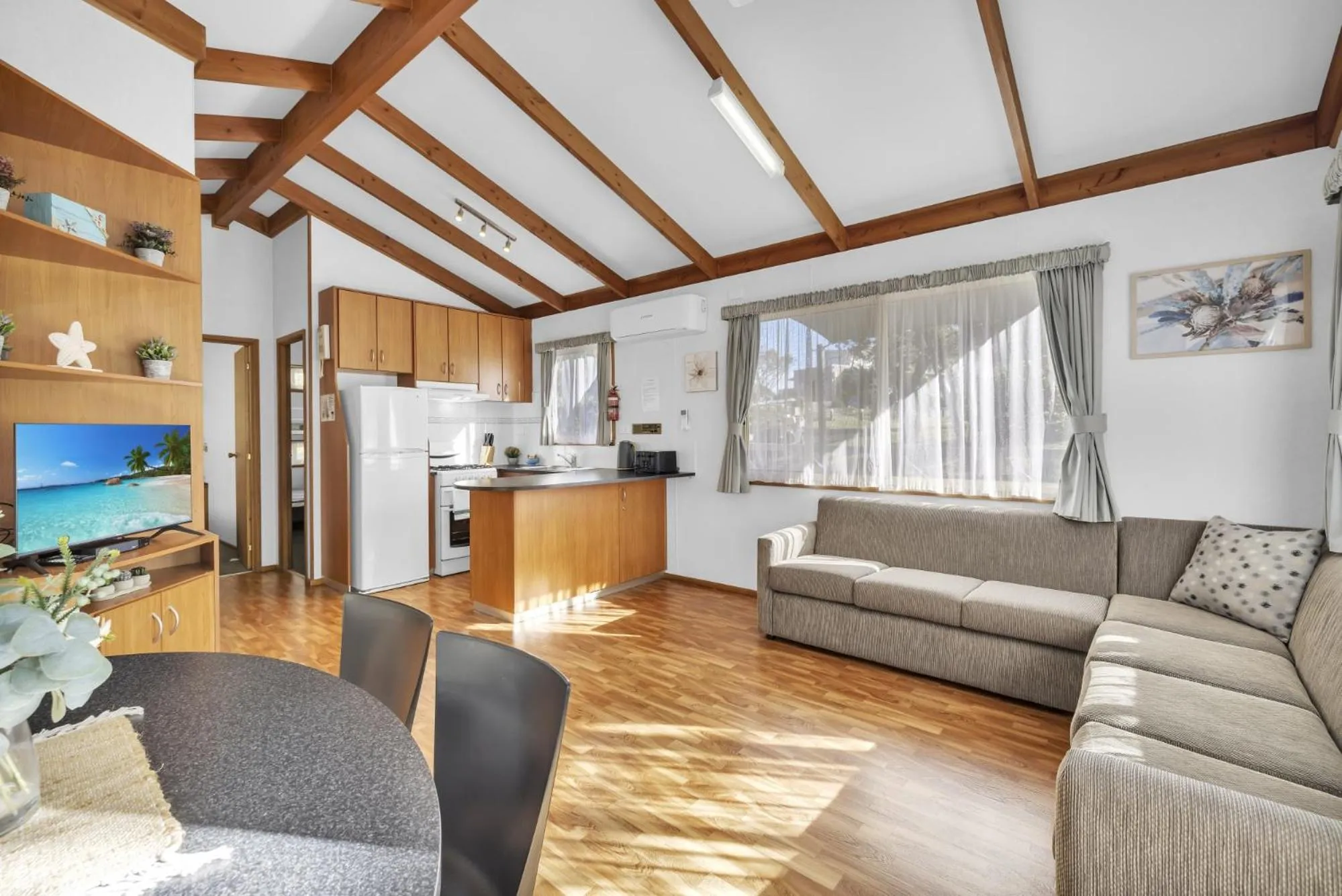 Kitchen or kitchenette in Metung Holiday Villas