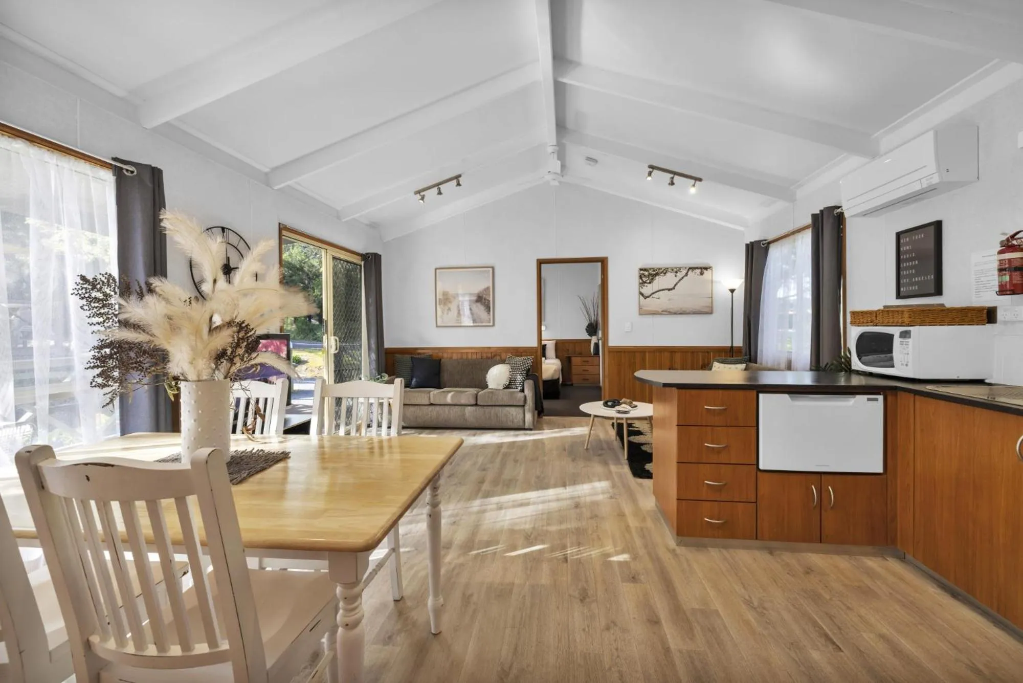 Kitchen or kitchenette in Metung Holiday Villas